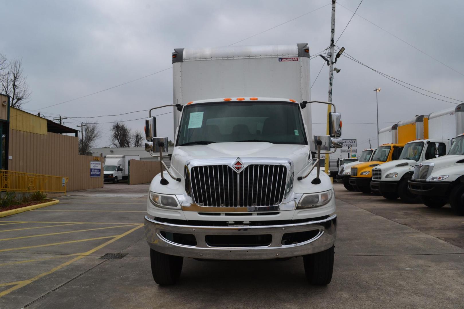 2019 WHITE /BLACK INTERNATIONAL MV 607 (3HAEUMML6KL) with an CUMMINS B6.7L 240HP engine, ALLISON 2500HS AUTOMATIC transmission, located at 9172 North Fwy, Houston, TX, 77037, (713) 910-6868, 29.887470, -95.411903 - 25,999 LB GVWR, MORGAN 26 FT BOX X HEIGHT 103" X WIDTH 102", 3,000 LB CAPACITY ALUMINUM LIFT GATE, AIR RIDE SUSPENSION, EXHAUST BRAKE, 100 GALLON FUEL TANK, POWER WINDOWS, LOCKS & MIRRORS - Photo#2