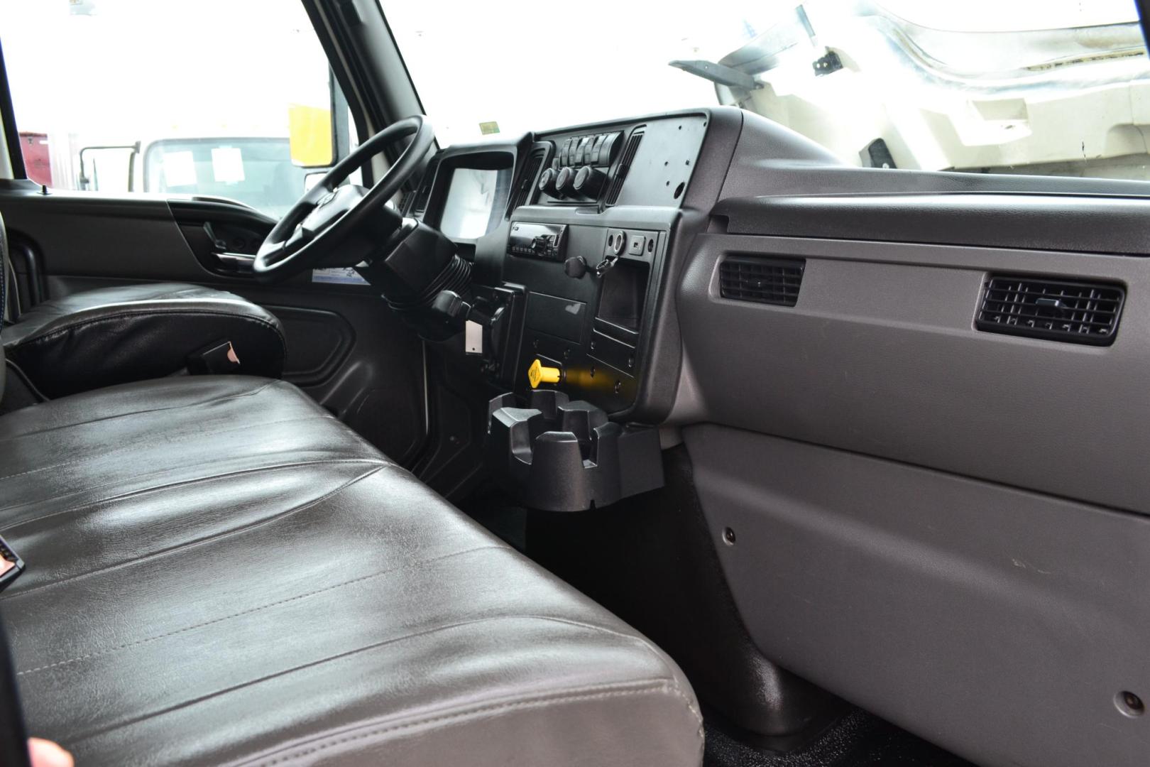 2019 WHITE /BLACK INTERNATIONAL MV 607 (3HAEUMML6KL) with an CUMMINS B6.7L 240HP engine, ALLISON 2500HS AUTOMATIC transmission, located at 9172 North Fwy, Houston, TX, 77037, (713) 910-6868, 29.887470, -95.411903 - 25,999 LB GVWR, MORGAN 26 FT BOX X HEIGHT 103" X WIDTH 102", 3,000 LB CAPACITY ALUMINUM LIFT GATE, AIR RIDE SUSPENSION, EXHAUST BRAKE, 100 GALLON FUEL TANK, POWER WINDOWS, LOCKS & MIRRORS - Photo#20