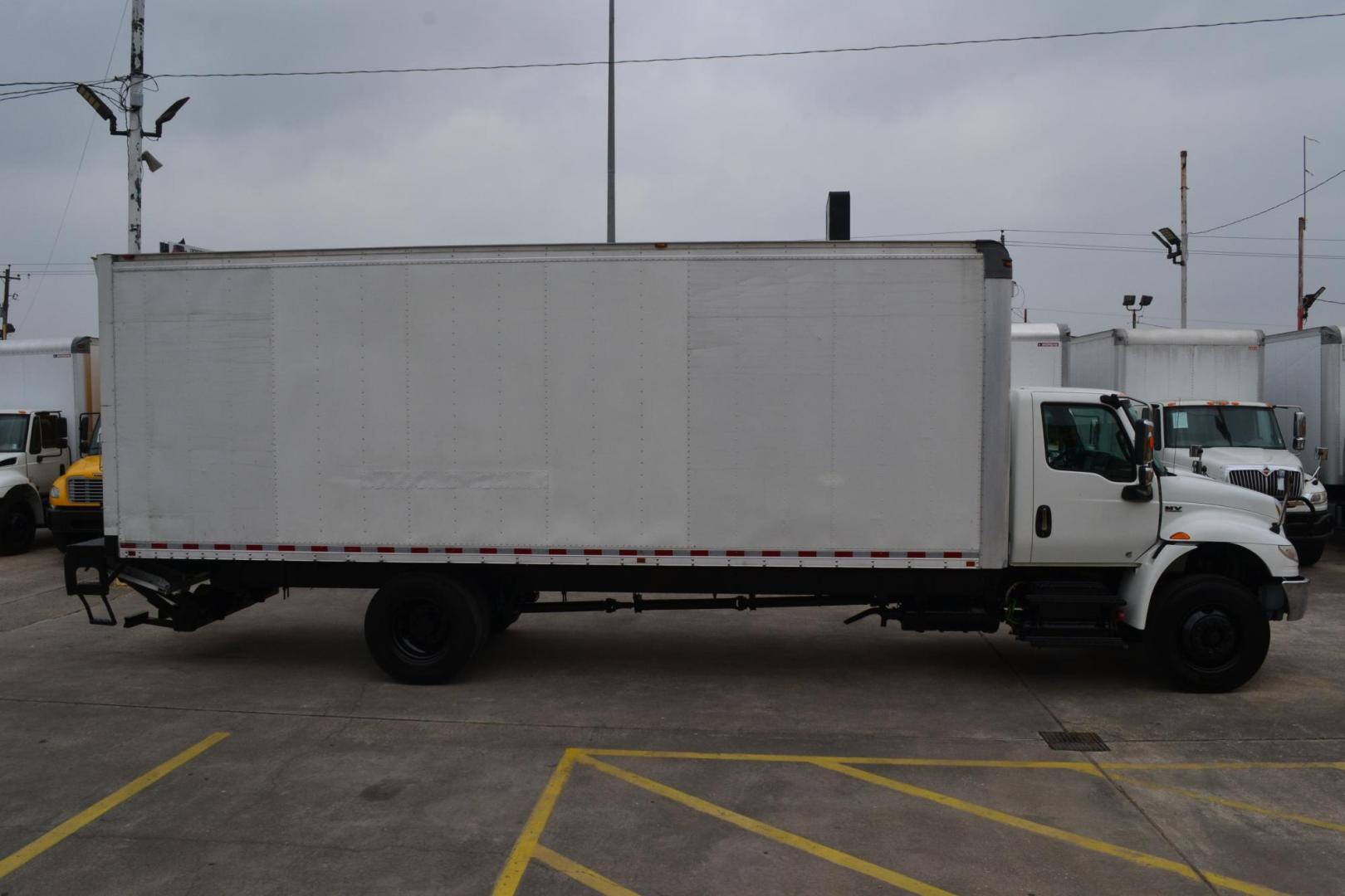 2019 WHITE /BLACK INTERNATIONAL MV 607 (3HAEUMML6KL) with an CUMMINS B6.7L 240HP engine, ALLISON 2500HS AUTOMATIC transmission, located at 9172 North Fwy, Houston, TX, 77037, (713) 910-6868, 29.887470, -95.411903 - 25,999 LB GVWR, MORGAN 26 FT BOX X HEIGHT 103" X WIDTH 102", 3,000 LB CAPACITY ALUMINUM LIFT GATE, AIR RIDE SUSPENSION, EXHAUST BRAKE, 100 GALLON FUEL TANK, POWER WINDOWS, LOCKS & MIRRORS - Photo#3