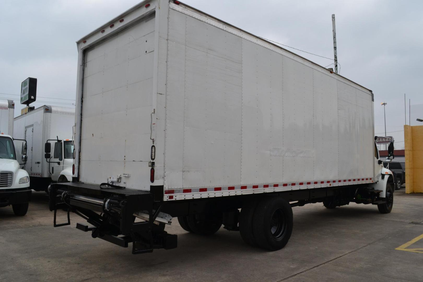 2019 WHITE /BLACK INTERNATIONAL MV 607 (3HAEUMML6KL) with an CUMMINS B6.7L 240HP engine, ALLISON 2500HS AUTOMATIC transmission, located at 9172 North Fwy, Houston, TX, 77037, (713) 910-6868, 29.887470, -95.411903 - 25,999 LB GVWR, MORGAN 26 FT BOX X HEIGHT 103" X WIDTH 102", 3,000 LB CAPACITY ALUMINUM LIFT GATE, AIR RIDE SUSPENSION, EXHAUST BRAKE, 100 GALLON FUEL TANK, POWER WINDOWS, LOCKS & MIRRORS - Photo#4