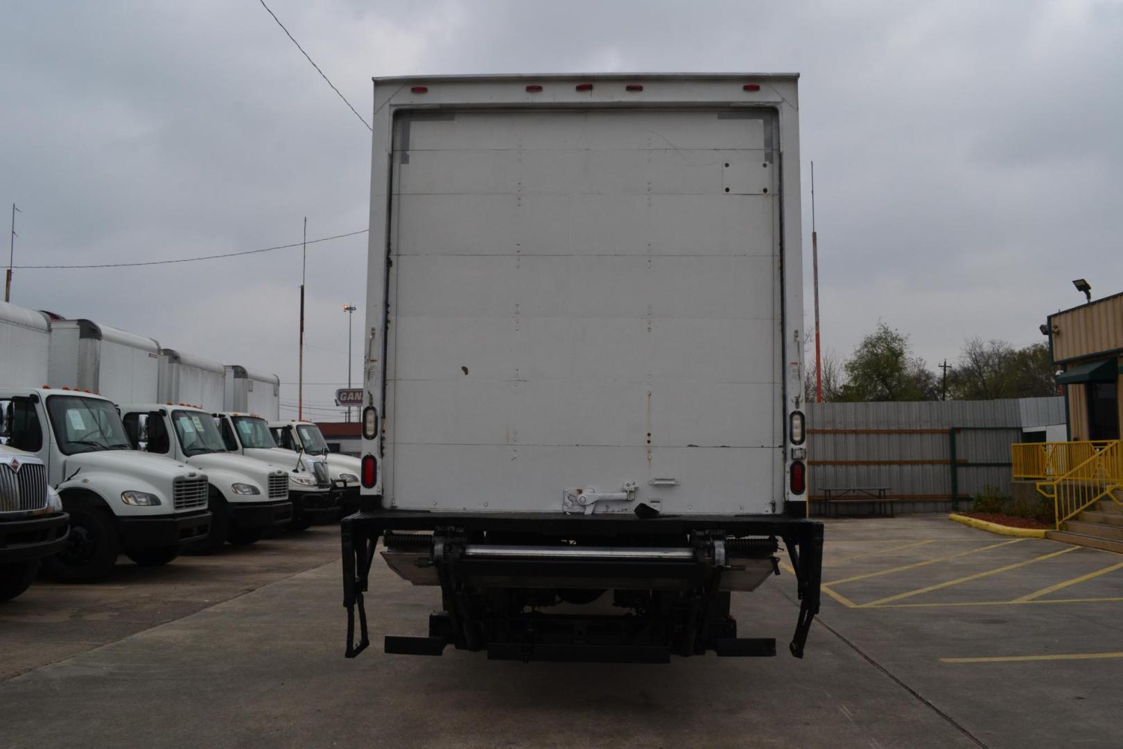 2019 WHITE /BLACK INTERNATIONAL MV 607 (3HAEUMML6KL) with an CUMMINS B6.7L 240HP engine, ALLISON 2500HS AUTOMATIC transmission, located at 9172 North Fwy, Houston, TX, 77037, (713) 910-6868, 29.887470, -95.411903 - 25,999 LB GVWR, MORGAN 26 FT BOX X HEIGHT 103" X WIDTH 102", 3,000 LB CAPACITY ALUMINUM LIFT GATE, AIR RIDE SUSPENSION, EXHAUST BRAKE, 100 GALLON FUEL TANK, POWER WINDOWS, LOCKS & MIRRORS - Photo#5