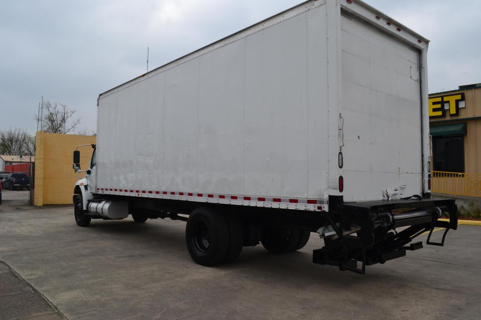 2019 WHITE /BLACK INTERNATIONAL MV 607 (3HAEUMML6KL) with an CUMMINS B6.7L 240HP engine, ALLISON 2500HS AUTOMATIC transmission, located at 9172 North Fwy, Houston, TX, 77037, (713) 910-6868, 29.887470, -95.411903 - 25,999 LB GVWR, MORGAN 26 FT BOX X HEIGHT 103" X WIDTH 102", 3,000 LB CAPACITY ALUMINUM LIFT GATE, AIR RIDE SUSPENSION, EXHAUST BRAKE, 100 GALLON FUEL TANK, POWER WINDOWS, LOCKS & MIRRORS - Photo#6
