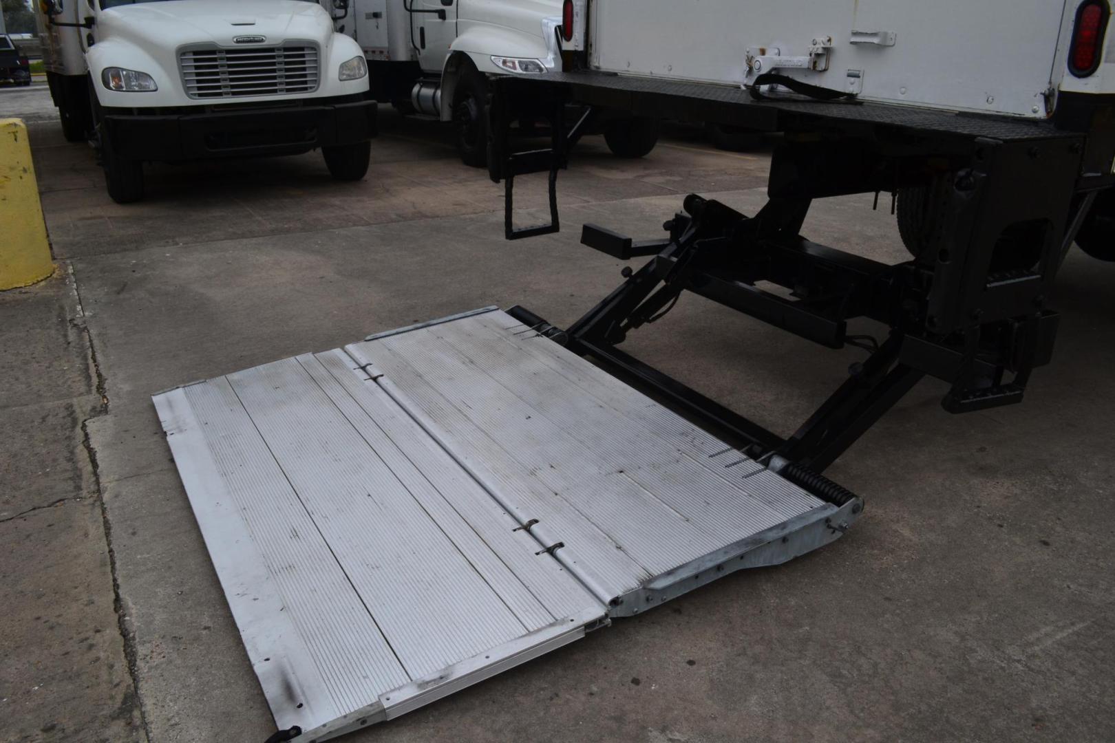 2019 WHITE /BLACK INTERNATIONAL MV 607 (3HAEUMML6KL) with an CUMMINS B6.7L 240HP engine, ALLISON 2500HS AUTOMATIC transmission, located at 9172 North Fwy, Houston, TX, 77037, (713) 910-6868, 29.887470, -95.411903 - 25,999 LB GVWR, MORGAN 26 FT BOX X HEIGHT 103" X WIDTH 102", 3,000 LB CAPACITY ALUMINUM LIFT GATE, AIR RIDE SUSPENSION, EXHAUST BRAKE, 100 GALLON FUEL TANK, POWER WINDOWS, LOCKS & MIRRORS - Photo#7