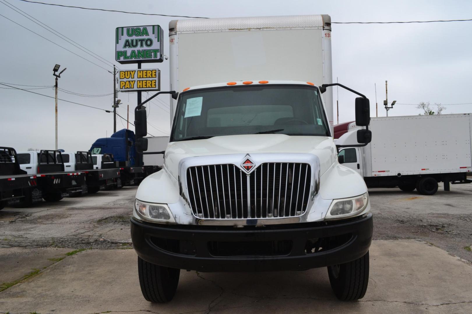 2021 WHITE /BLACK INTERNATIONAL MV 607 (3HAEUMML6ML) with an CUMMINS ISB 6.7L 240HP engine, ALLISON 2500RDS AUTOMATIC transmission, located at 9172 North Fwy, Houston, TX, 77037, (713) 910-6868, 29.887470, -95.411903 - 25,999 LB GVWR NON CDL, AIR RIDE SUSPENSION, 26 FT BOX, HEIGHT 102" X WIDTH 102", 70 GALLON FUEL TANK, MAXON 2,500 LB TUCK AWAY LIFTGATE - Photo#0