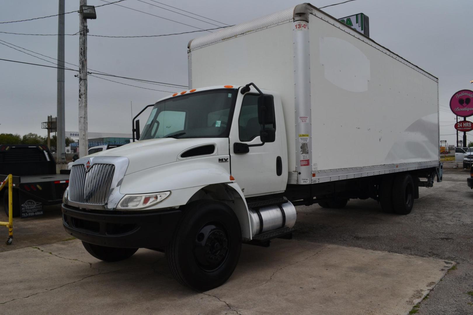 2021 WHITE /BLACK INTERNATIONAL MV 607 (3HAEUMML6ML) with an CUMMINS ISB 6.7L 240HP engine, ALLISON 2500RDS AUTOMATIC transmission, located at 9172 North Fwy, Houston, TX, 77037, (713) 910-6868, 29.887470, -95.411903 - 25,999 LB GVWR NON CDL, AIR RIDE SUSPENSION, 26 FT BOX, HEIGHT 102" X WIDTH 102", 70 GALLON FUEL TANK, MAXON 2,500 LB TUCK AWAY LIFTGATE - Photo#1