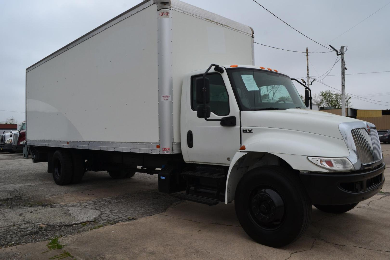 2021 WHITE /BLACK INTERNATIONAL MV 607 (3HAEUMML6ML) with an CUMMINS ISB 6.7L 240HP engine, ALLISON 2500RDS AUTOMATIC transmission, located at 9172 North Fwy, Houston, TX, 77037, (713) 910-6868, 29.887470, -95.411903 - 25,999 LB GVWR NON CDL, AIR RIDE SUSPENSION, 26 FT BOX, HEIGHT 102" X WIDTH 102", 70 GALLON FUEL TANK, MAXON 2,500 LB TUCK AWAY LIFTGATE - Photo#2