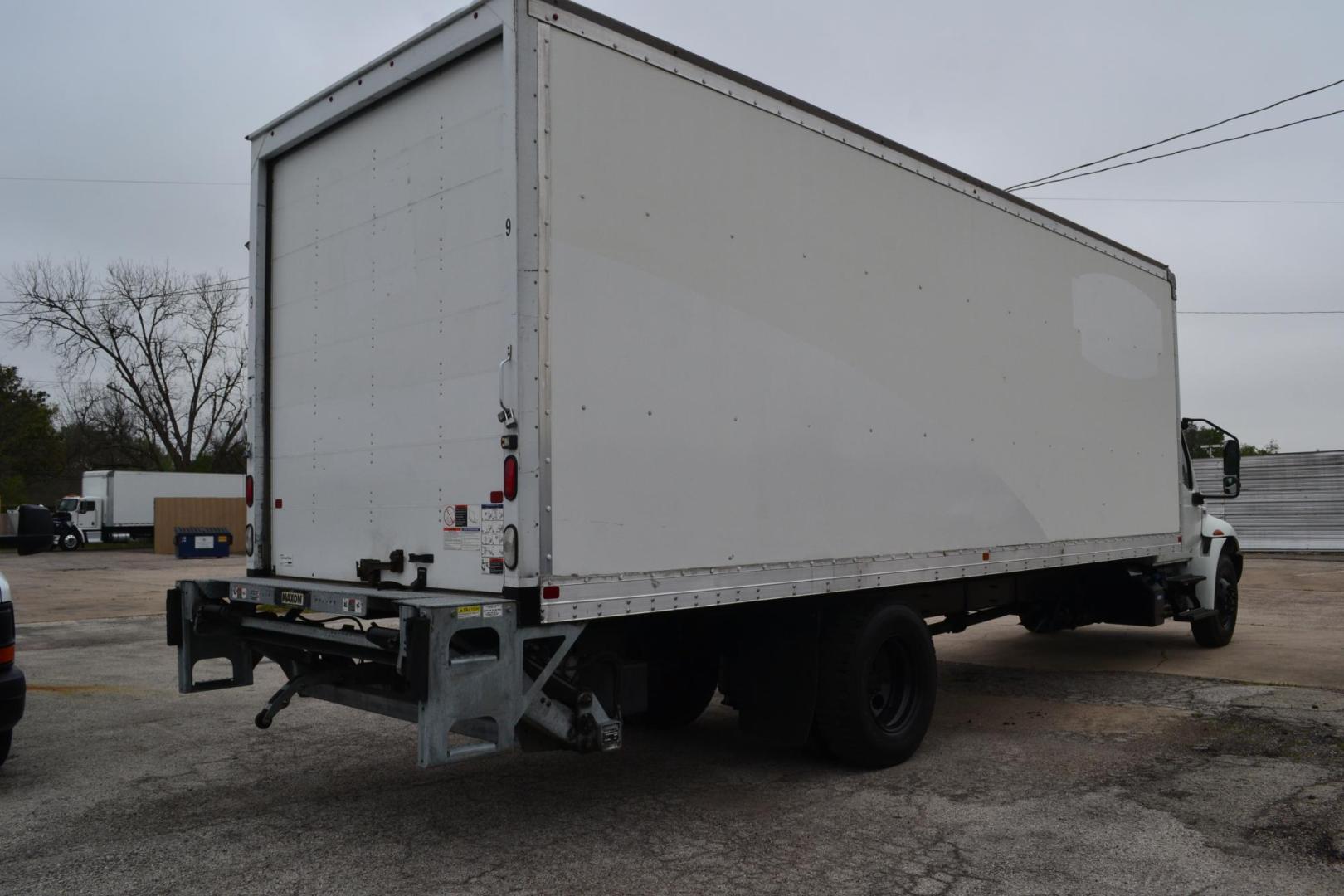 2021 WHITE /BLACK INTERNATIONAL MV 607 (3HAEUMML6ML) with an CUMMINS ISB 6.7L 240HP engine, ALLISON 2500RDS AUTOMATIC transmission, located at 9172 North Fwy, Houston, TX, 77037, (713) 910-6868, 29.887470, -95.411903 - 25,999 LB GVWR NON CDL, AIR RIDE SUSPENSION, 26 FT BOX, HEIGHT 102" X WIDTH 102", 70 GALLON FUEL TANK, MAXON 2,500 LB TUCK AWAY LIFTGATE - Photo#3