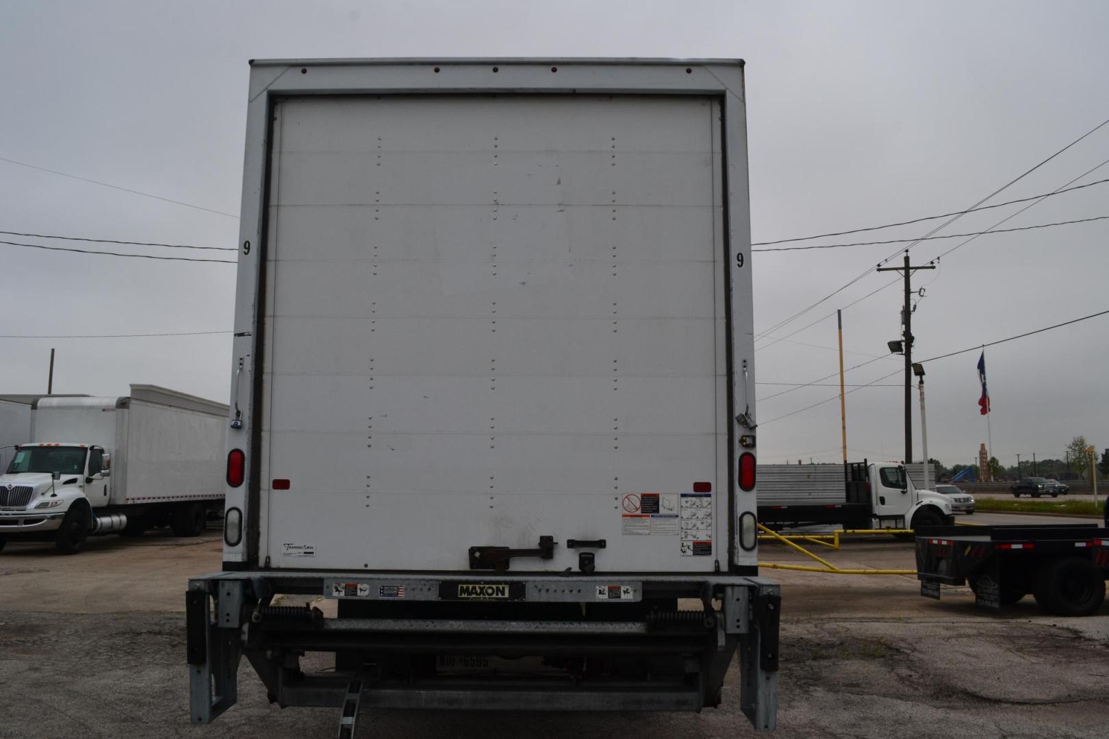 2021 WHITE /BLACK INTERNATIONAL MV 607 (3HAEUMML6ML) with an CUMMINS ISB 6.7L 240HP engine, ALLISON 2500RDS AUTOMATIC transmission, located at 9172 North Fwy, Houston, TX, 77037, (713) 910-6868, 29.887470, -95.411903 - 25,999 LB GVWR NON CDL, AIR RIDE SUSPENSION, 26 FT BOX, HEIGHT 102" X WIDTH 102", 70 GALLON FUEL TANK, MAXON 2,500 LB TUCK AWAY LIFTGATE - Photo#4