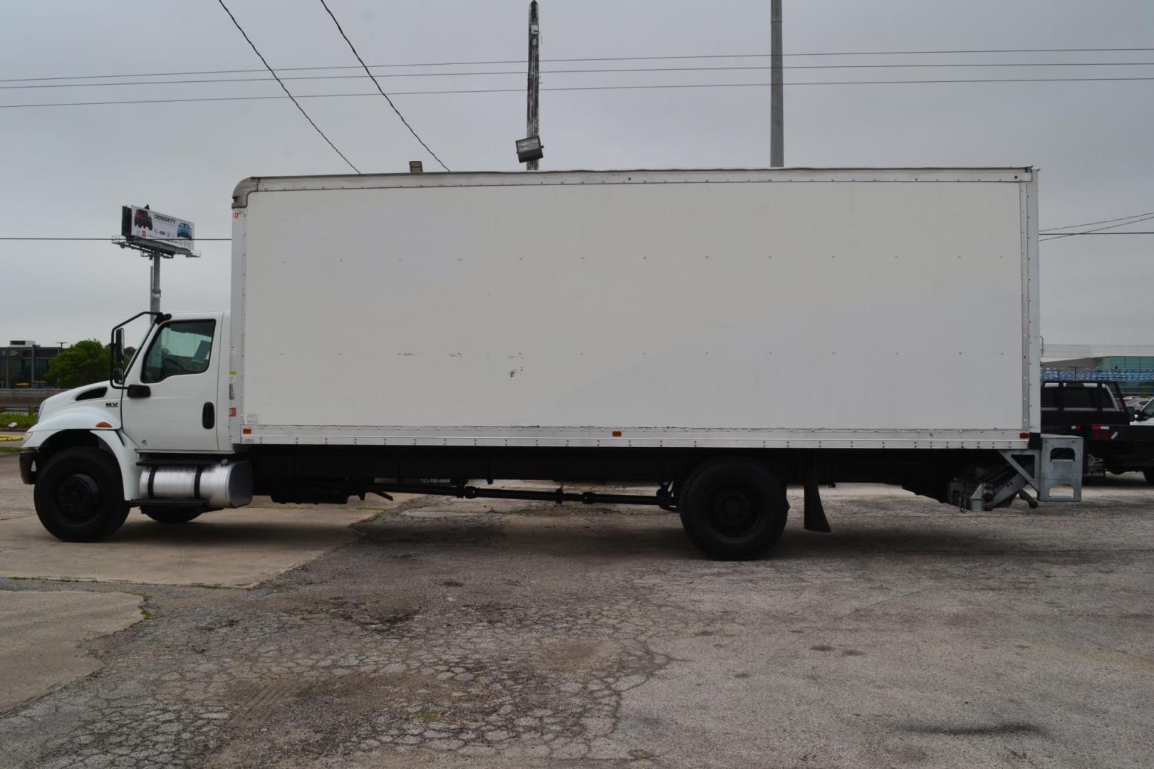 2021 WHITE /BLACK INTERNATIONAL MV 607 (3HAEUMML6ML) with an CUMMINS ISB 6.7L 240HP engine, ALLISON 2500RDS AUTOMATIC transmission, located at 9172 North Fwy, Houston, TX, 77037, (713) 910-6868, 29.887470, -95.411903 - 25,999 LB GVWR NON CDL, AIR RIDE SUSPENSION, 26 FT BOX, HEIGHT 102" X WIDTH 102", 70 GALLON FUEL TANK, MAXON 2,500 LB TUCK AWAY LIFTGATE - Photo#5