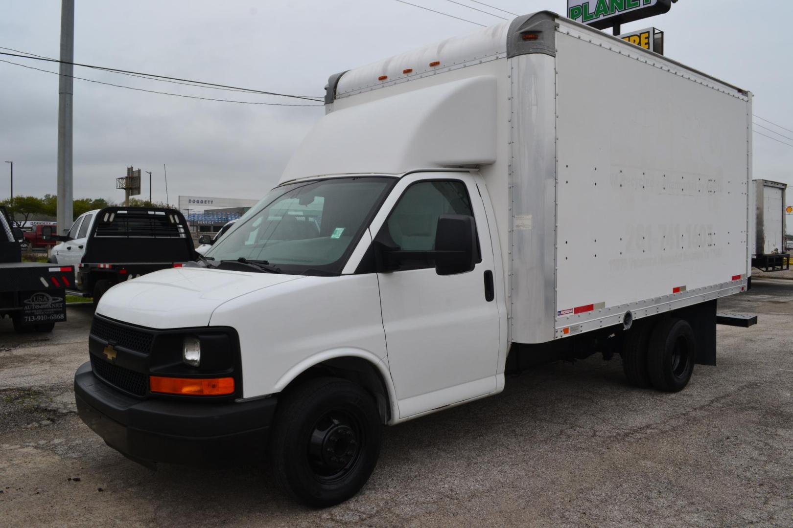 2016 WHITE /BLACK CHEVROLET 3500 (1GB3GSCG3G1) with an VORTEC 6.0L V8 engine, 6SPD AUTOMATIC transmission, located at 9172 North Fwy, Houston, TX, 77037, (713) 910-6868, 29.887470, -95.411903 - 14 FT BOX X HEIGHT 85", COLD A/C, POWER WINDOWS & LOCKS - Photo#0