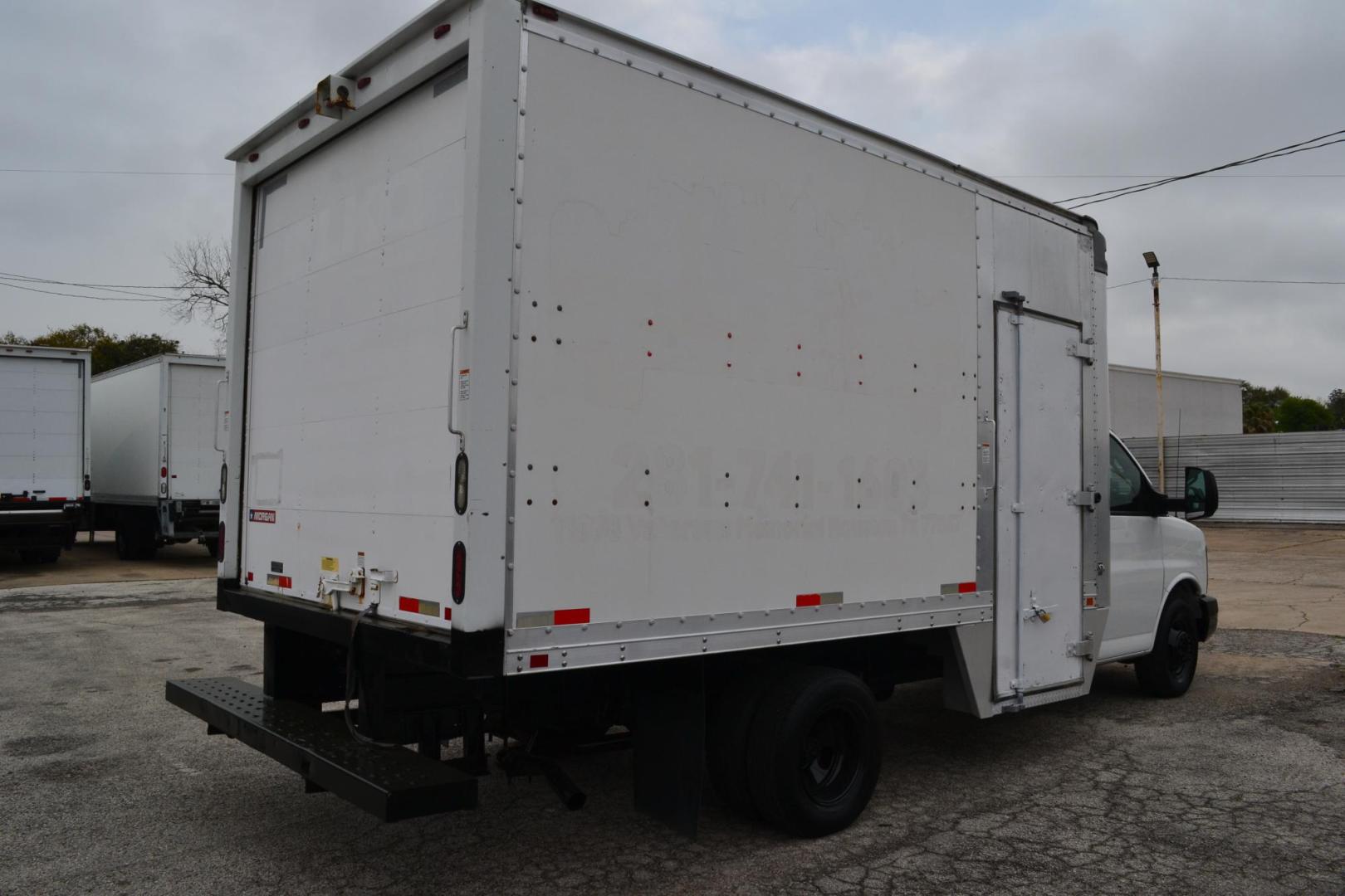 2016 WHITE /BLACK CHEVROLET 3500 (1GB3GSCG3G1) with an VORTEC 6.0L V8 engine, 6SPD AUTOMATIC transmission, located at 9172 North Fwy, Houston, TX, 77037, (713) 910-6868, 29.887470, -95.411903 - 14 FT BOX X HEIGHT 85", COLD A/C, POWER WINDOWS & LOCKS - Photo#3