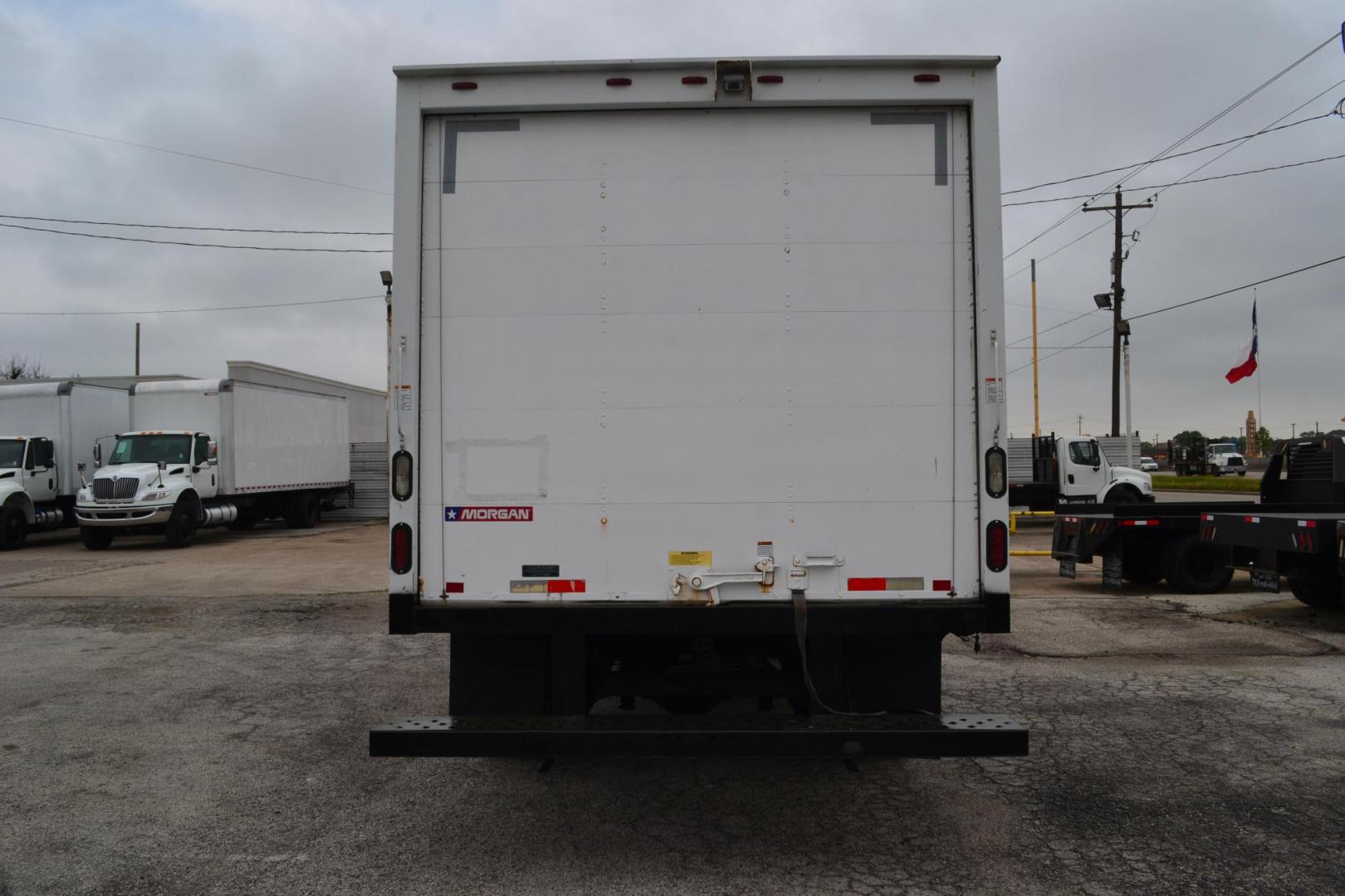 2016 WHITE /BLACK CHEVROLET 3500 (1GB3GSCG3G1) with an VORTEC 6.0L V8 engine, 6SPD AUTOMATIC transmission, located at 9172 North Fwy, Houston, TX, 77037, (713) 910-6868, 29.887470, -95.411903 - 14 FT BOX X HEIGHT 85", COLD A/C, POWER WINDOWS & LOCKS - Photo#4