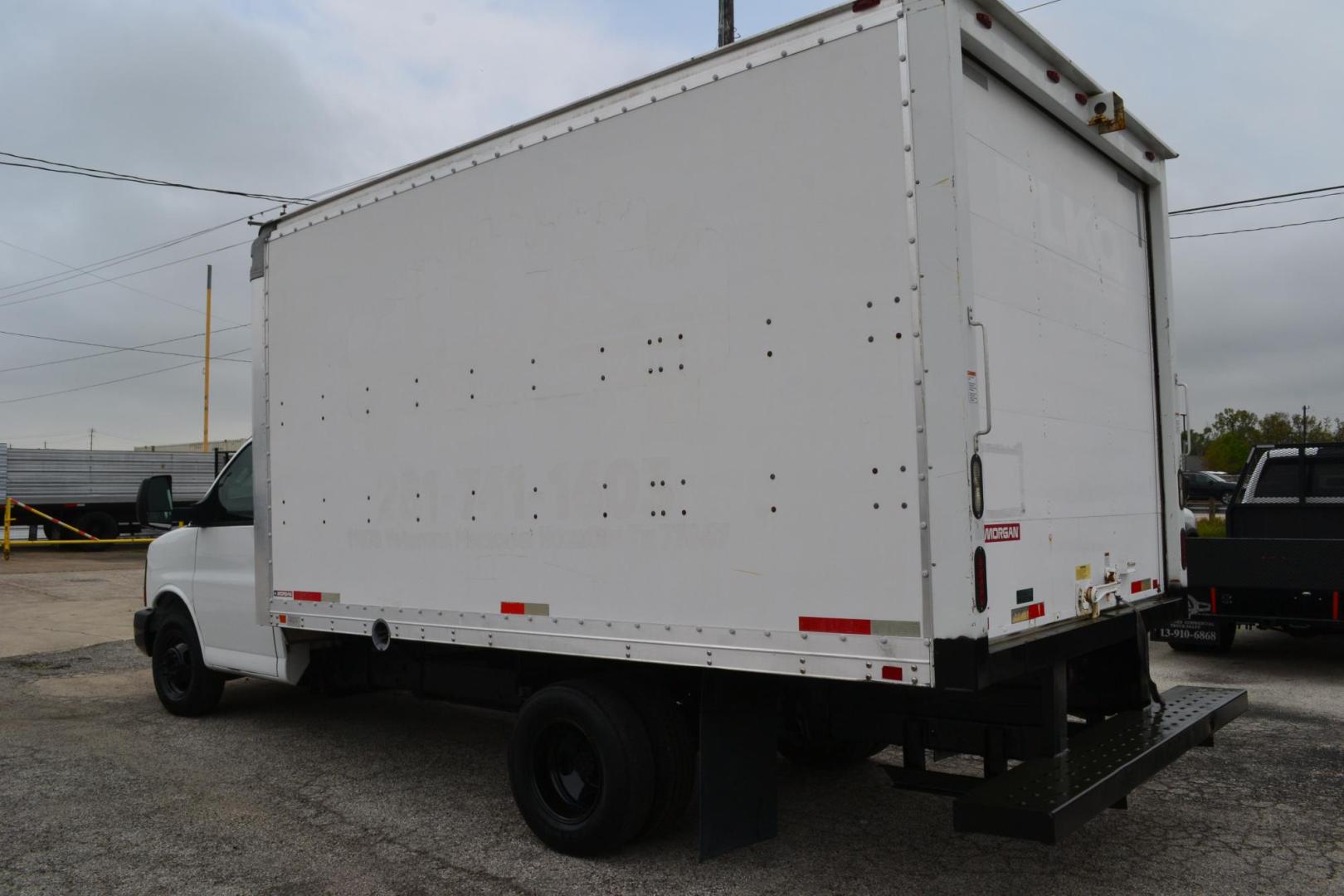 2016 WHITE /BLACK CHEVROLET 3500 (1GB3GSCG3G1) with an VORTEC 6.0L V8 engine, 6SPD AUTOMATIC transmission, located at 9172 North Fwy, Houston, TX, 77037, (713) 910-6868, 29.887470, -95.411903 - 14 FT BOX X HEIGHT 85", COLD A/C, POWER WINDOWS & LOCKS - Photo#5