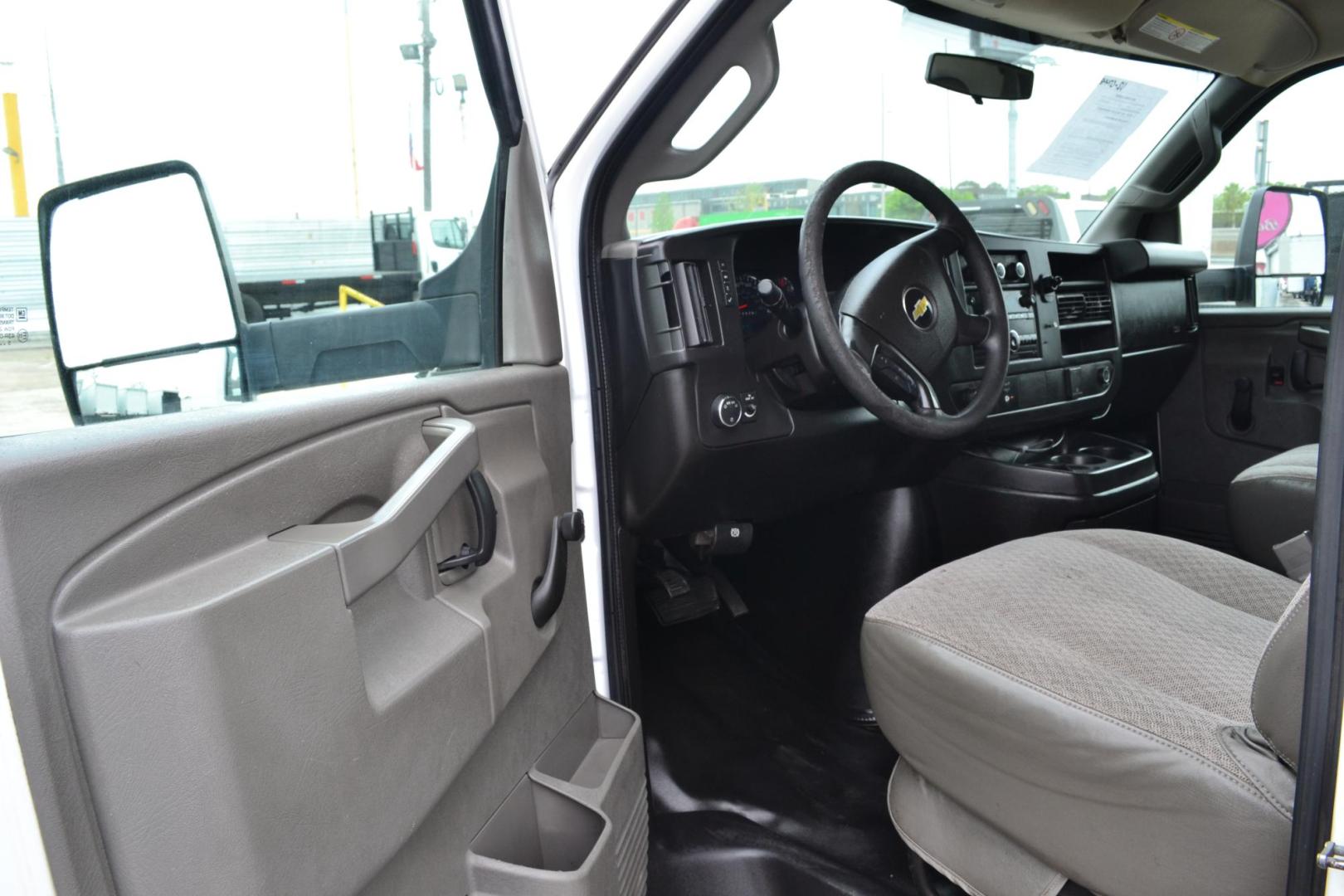 2016 WHITE /BLACK CHEVROLET 3500 (1GB3GSCG3G1) with an VORTEC 6.0L V8 engine, 6SPD AUTOMATIC transmission, located at 9172 North Fwy, Houston, TX, 77037, (713) 910-6868, 29.887470, -95.411903 - 14 FT BOX X HEIGHT 85", COLD A/C, POWER WINDOWS & LOCKS - Photo#7