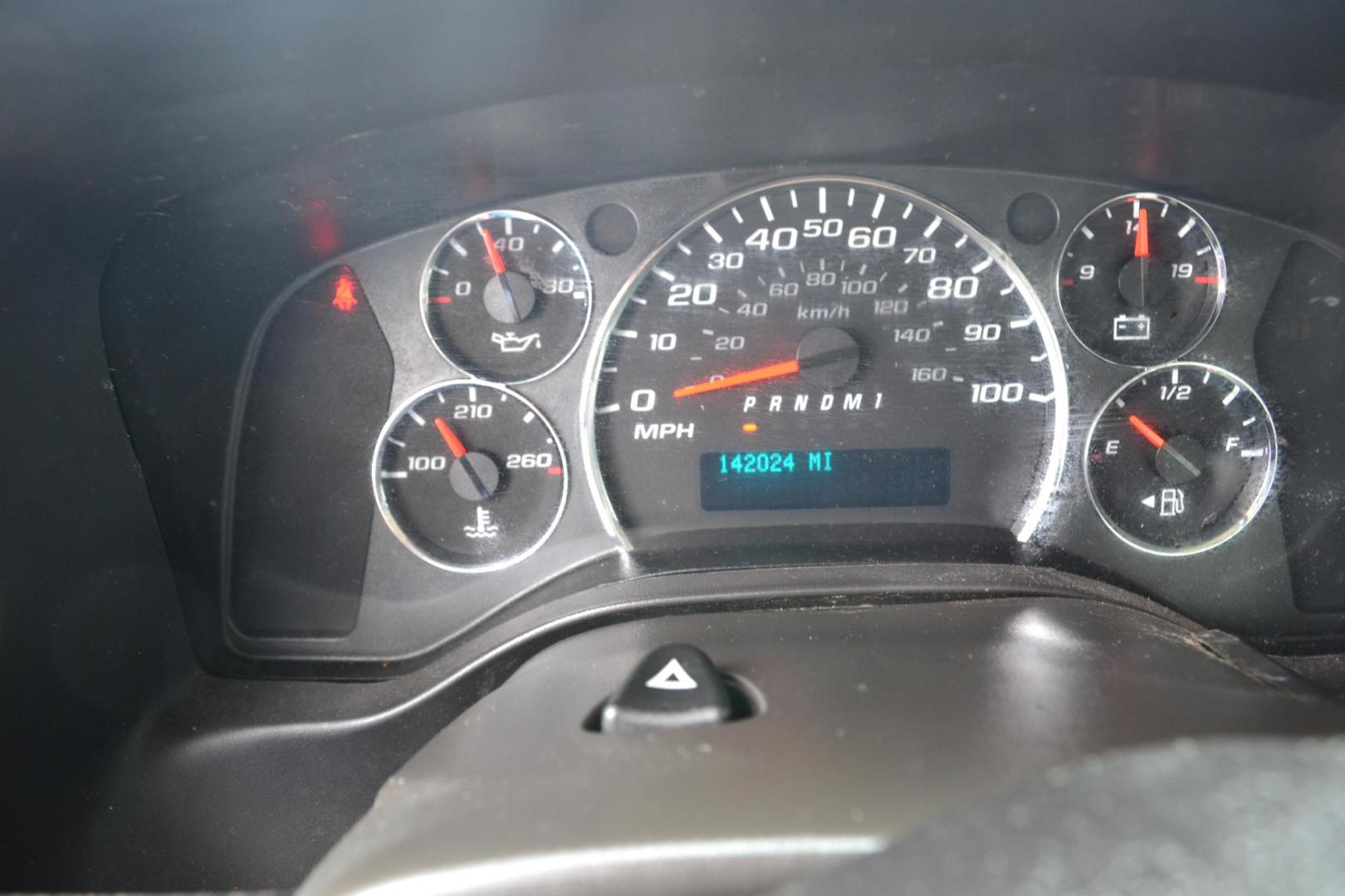2016 WHITE /BLACK CHEVROLET 3500 (1GB3GSCG3G1) with an VORTEC 6.0L V8 engine, 6SPD AUTOMATIC transmission, located at 9172 North Fwy, Houston, TX, 77037, (713) 910-6868, 29.887470, -95.411903 - 14 FT BOX X HEIGHT 85", COLD A/C, POWER WINDOWS & LOCKS - Photo#9