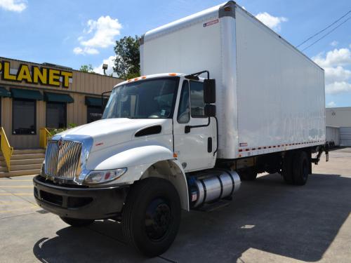 2017 INTERNATIONAL 4300 26 FT BOX 