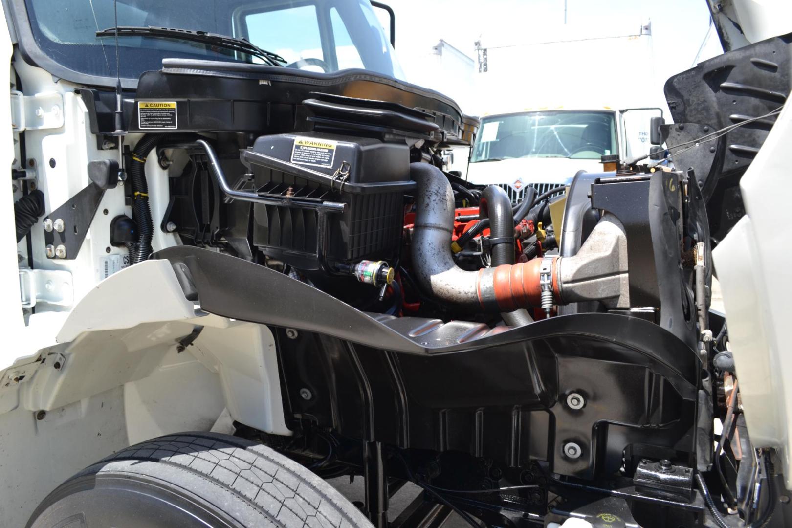 2017 WHITE /BLACK INTERNATIONAL 4300 with an CUMMINS ISB 6.7L 240HP engine, ALLISON 2200RDS AUTOMATIC transmission, located at 9172 North Fwy, Houston, TX, 77037, (713) 910-6868, 29.887470, -95.411903 - Photo#13