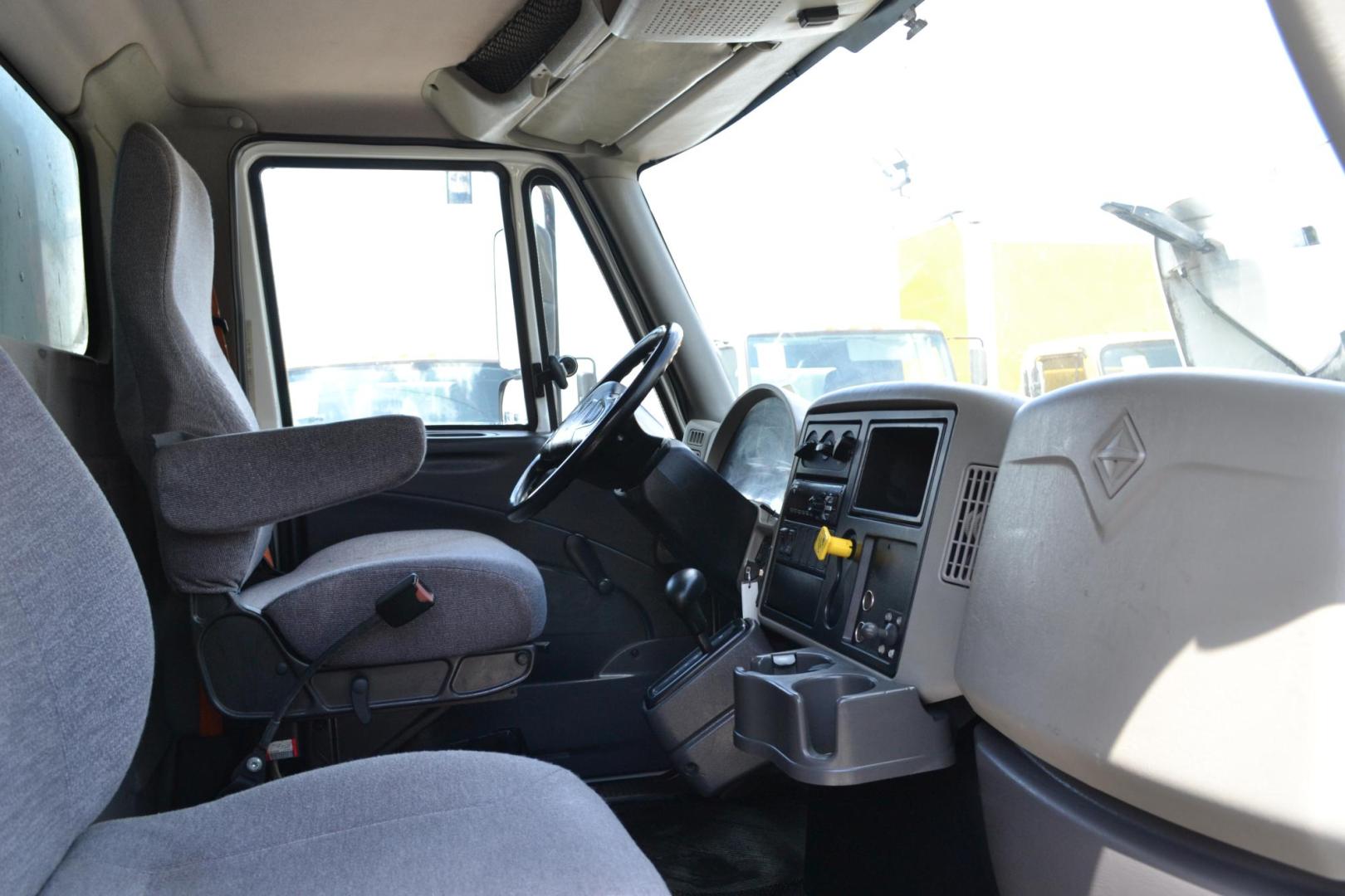 2017 WHITE /BLACK INTERNATIONAL 4300 with an CUMMINS ISB 6.7L 240HP engine, ALLISON 2200RDS AUTOMATIC transmission, located at 9172 North Fwy, Houston, TX, 77037, (713) 910-6868, 29.887470, -95.411903 - Photo#14