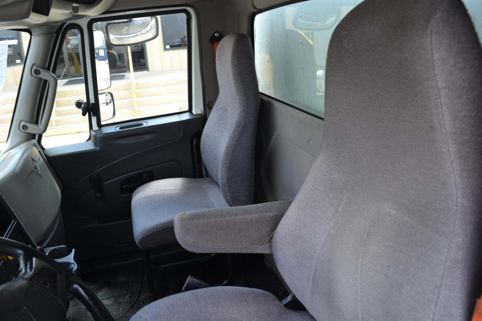 2017 WHITE /BLACK INTERNATIONAL 4300 with an CUMMINS ISB 6.7L 240HP engine, ALLISON 2200RDS AUTOMATIC transmission, located at 9172 North Fwy, Houston, TX, 77037, (713) 910-6868, 29.887470, -95.411903 - Photo#15