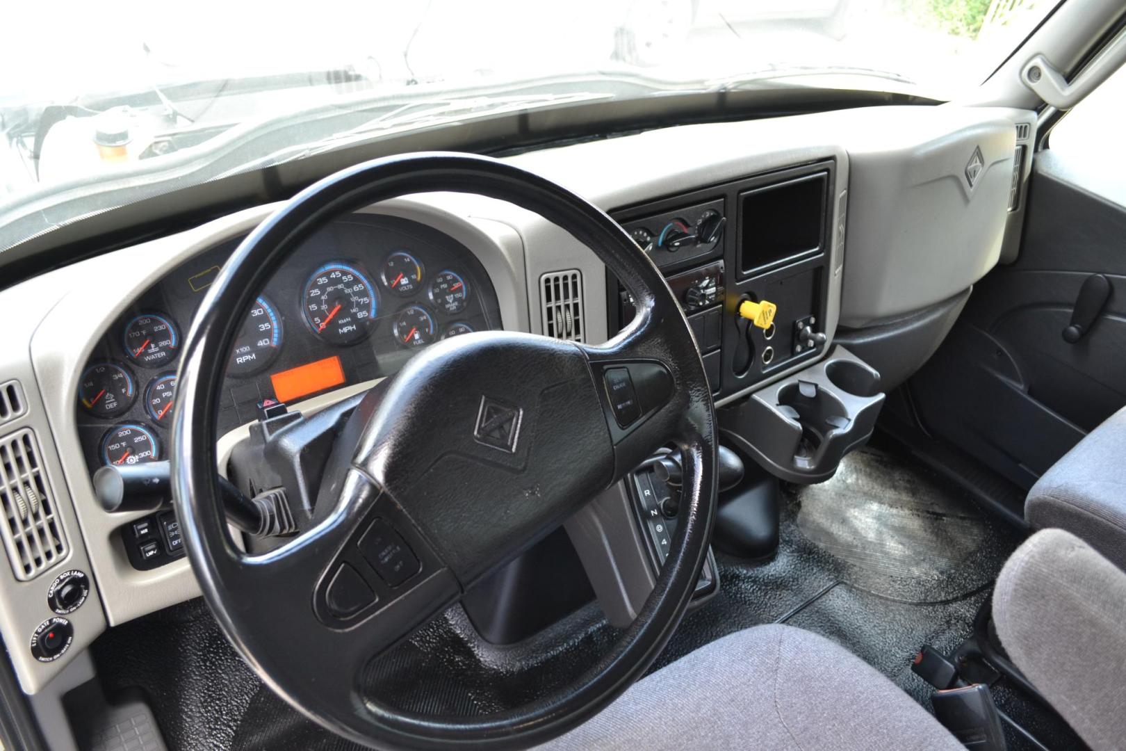 2017 WHITE /BLACK INTERNATIONAL 4300 with an CUMMINS ISB 6.7L 240HP engine, ALLISON 2200RDS AUTOMATIC transmission, located at 9172 North Fwy, Houston, TX, 77037, (713) 910-6868, 29.887470, -95.411903 - Photo#16