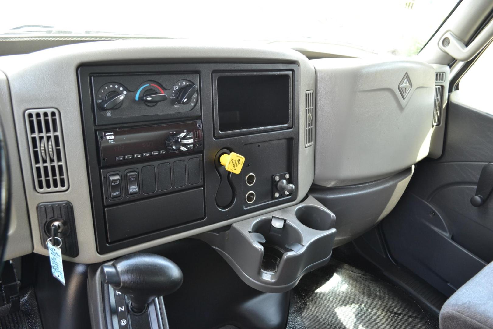 2017 WHITE /BLACK INTERNATIONAL 4300 with an CUMMINS ISB 6.7L 240HP engine, ALLISON 2200RDS AUTOMATIC transmission, located at 9172 North Fwy, Houston, TX, 77037, (713) 910-6868, 29.887470, -95.411903 - Photo#17