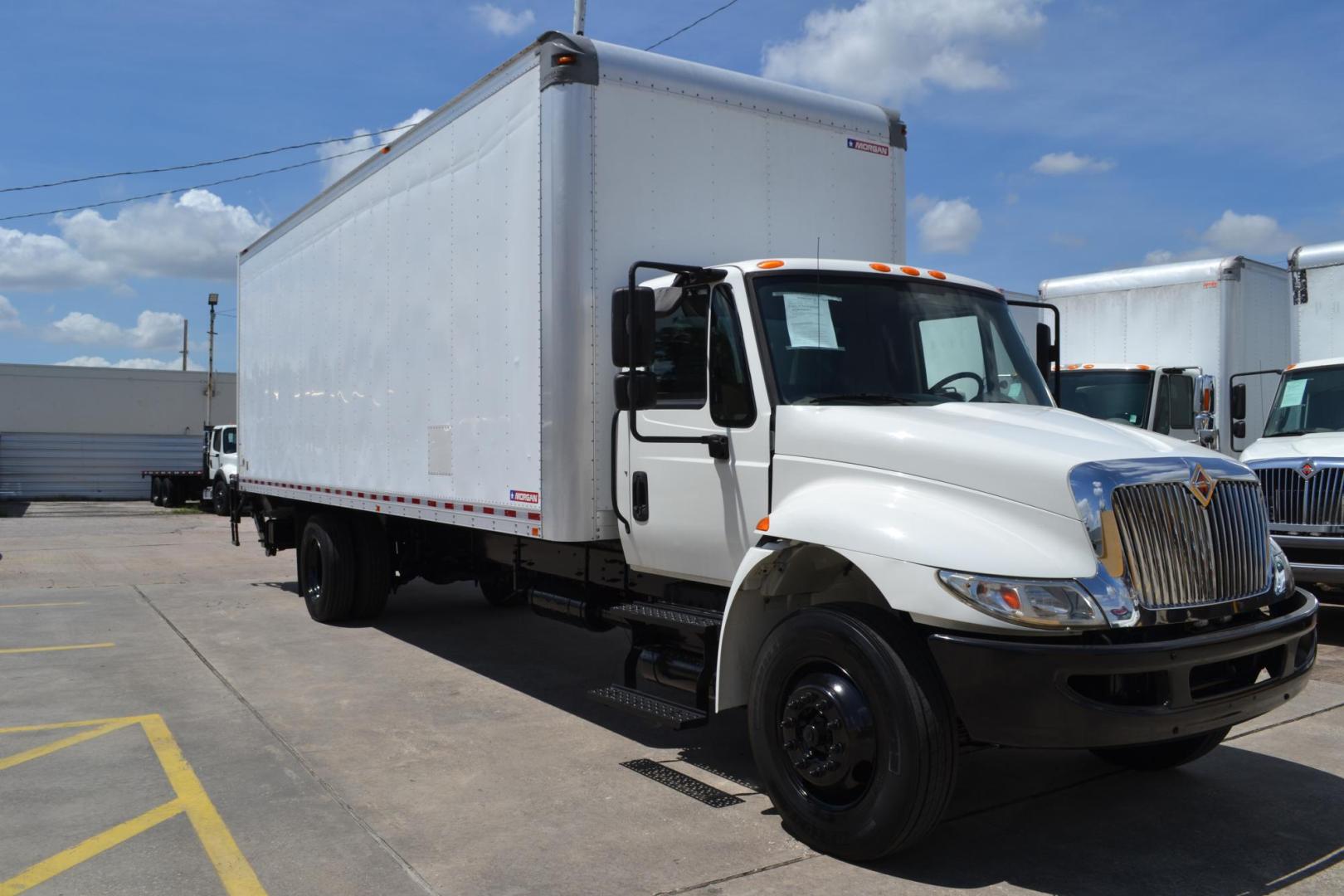 2017 WHITE /BLACK INTERNATIONAL 4300 with an CUMMINS ISB 6.7L 240HP engine, ALLISON 2200RDS AUTOMATIC transmission, located at 9172 North Fwy, Houston, TX, 77037, (713) 910-6868, 29.887470, -95.411903 - Photo#2