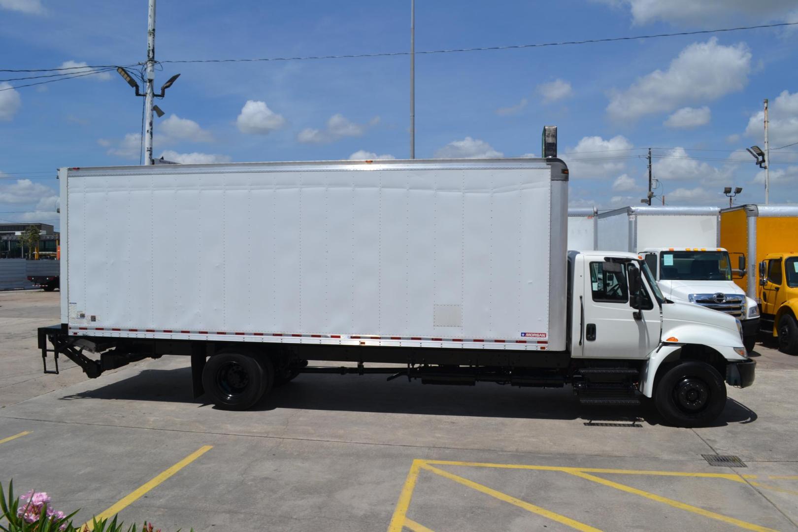 2017 WHITE /BLACK INTERNATIONAL 4300 with an CUMMINS ISB 6.7L 240HP engine, ALLISON 2200RDS AUTOMATIC transmission, located at 9172 North Fwy, Houston, TX, 77037, (713) 910-6868, 29.887470, -95.411903 - Photo#3