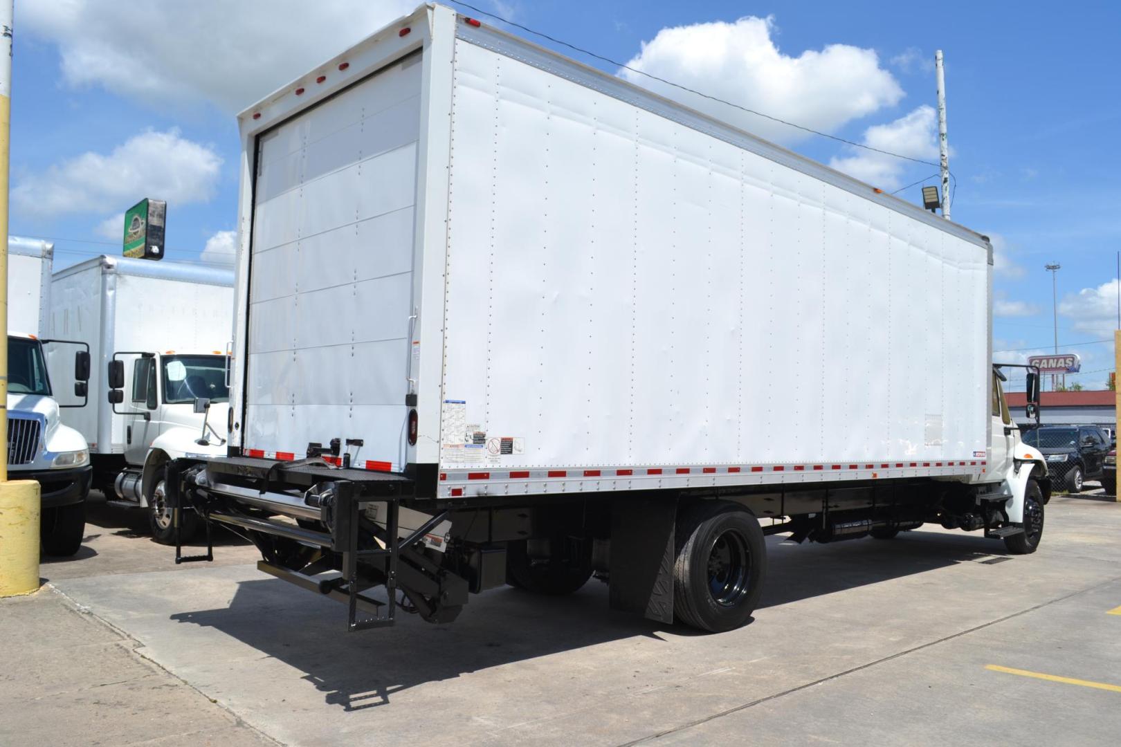 2017 WHITE /BLACK INTERNATIONAL 4300 with an CUMMINS ISB 6.7L 240HP engine, ALLISON 2200RDS AUTOMATIC transmission, located at 9172 North Fwy, Houston, TX, 77037, (713) 910-6868, 29.887470, -95.411903 - Photo#4