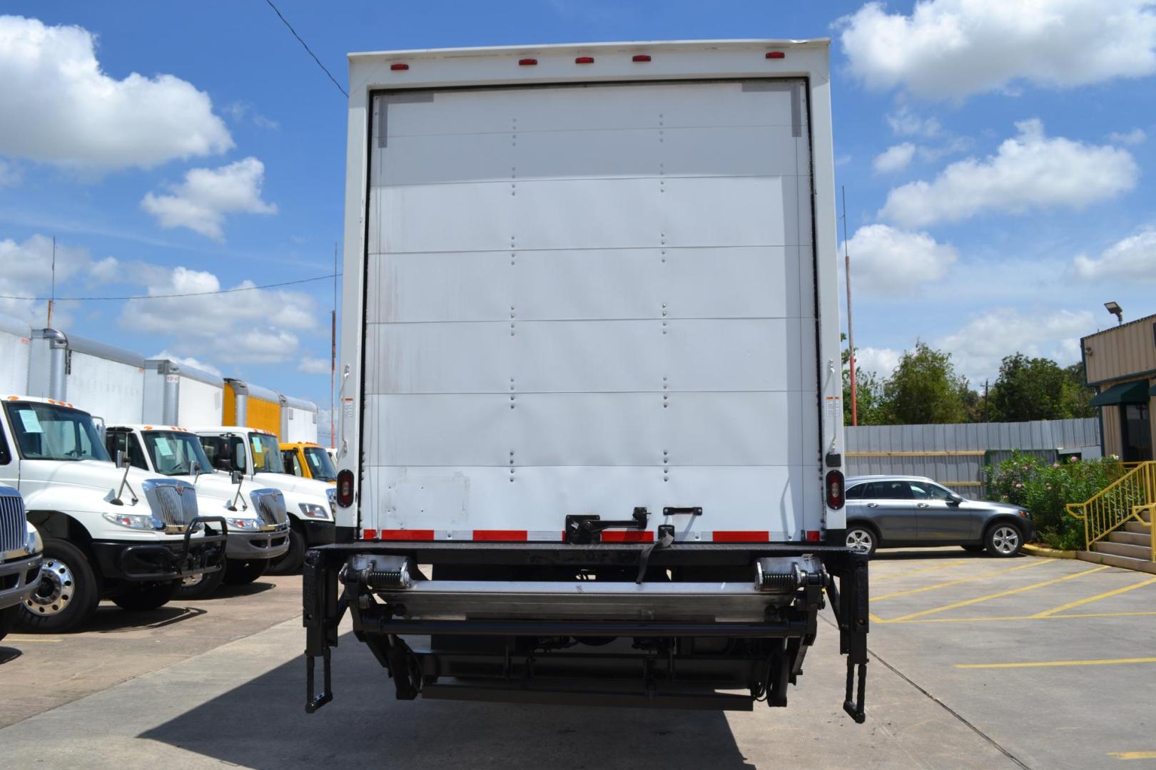 2017 WHITE /BLACK INTERNATIONAL 4300 with an CUMMINS ISB 6.7L 240HP engine, ALLISON 2200RDS AUTOMATIC transmission, located at 9172 North Fwy, Houston, TX, 77037, (713) 910-6868, 29.887470, -95.411903 - Photo#5