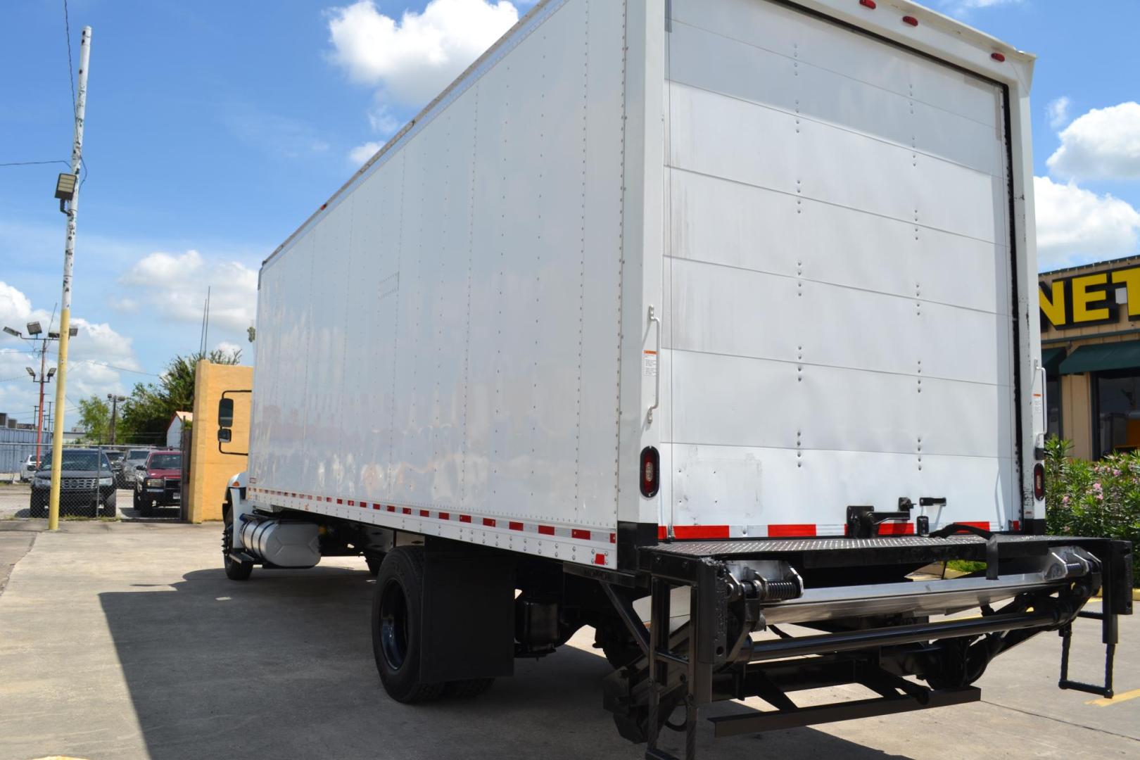 2017 WHITE /BLACK INTERNATIONAL 4300 with an CUMMINS ISB 6.7L 240HP engine, ALLISON 2200RDS AUTOMATIC transmission, located at 9172 North Fwy, Houston, TX, 77037, (713) 910-6868, 29.887470, -95.411903 - Photo#6