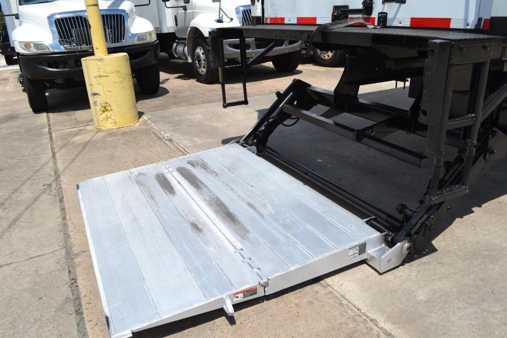 2017 WHITE /BLACK INTERNATIONAL 4300 with an CUMMINS ISB 6.7L 240HP engine, ALLISON 2200RDS AUTOMATIC transmission, located at 9172 North Fwy, Houston, TX, 77037, (713) 910-6868, 29.887470, -95.411903 - Photo#7