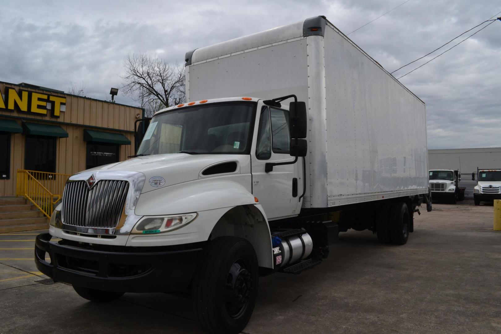 2016 WHITE /BLACK INTERNATIONAL 4300 with an CUMMINS ISB 6.7L 240HP engine, ALLISON 2100HS AUTOMATIC transmission, located at 9172 North Fwy, Houston, TX, 77037, (713) 910-6868, 29.887470, -95.411903 - Photo#0
