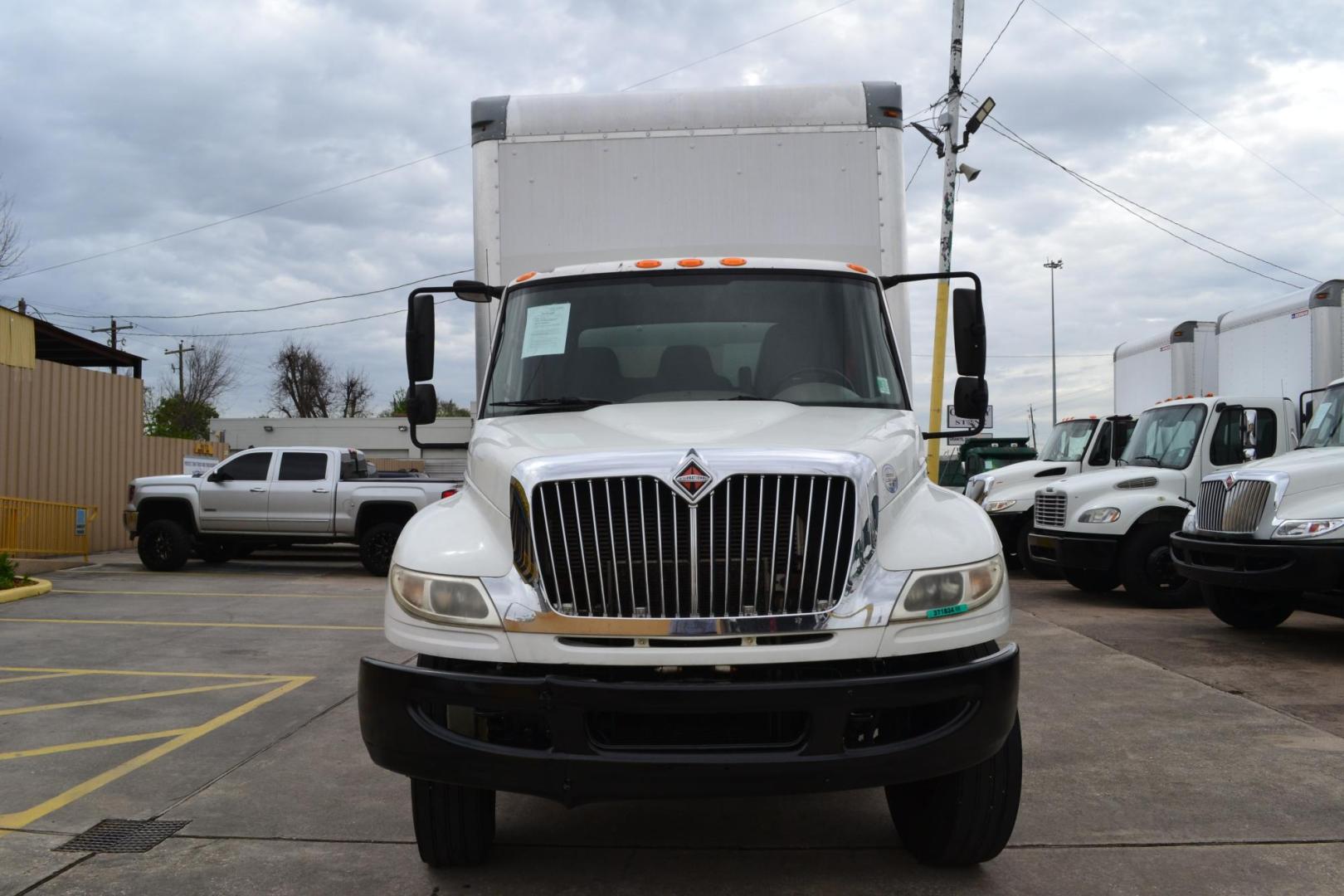 2016 WHITE /BLACK INTERNATIONAL 4300 with an CUMMINS ISB 6.7L 240HP engine, ALLISON 2100HS AUTOMATIC transmission, located at 9172 North Fwy, Houston, TX, 77037, (713) 910-6868, 29.887470, -95.411903 - Photo#1