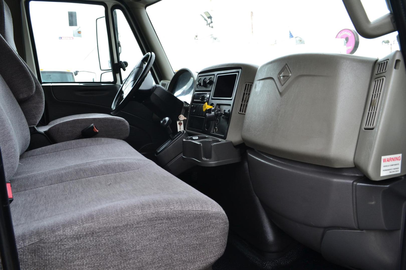 2016 WHITE /BLACK INTERNATIONAL 4300 with an CUMMINS ISB 6.7L 240HP engine, ALLISON 2100HS AUTOMATIC transmission, located at 9172 North Fwy, Houston, TX, 77037, (713) 910-6868, 29.887470, -95.411903 - Photo#14