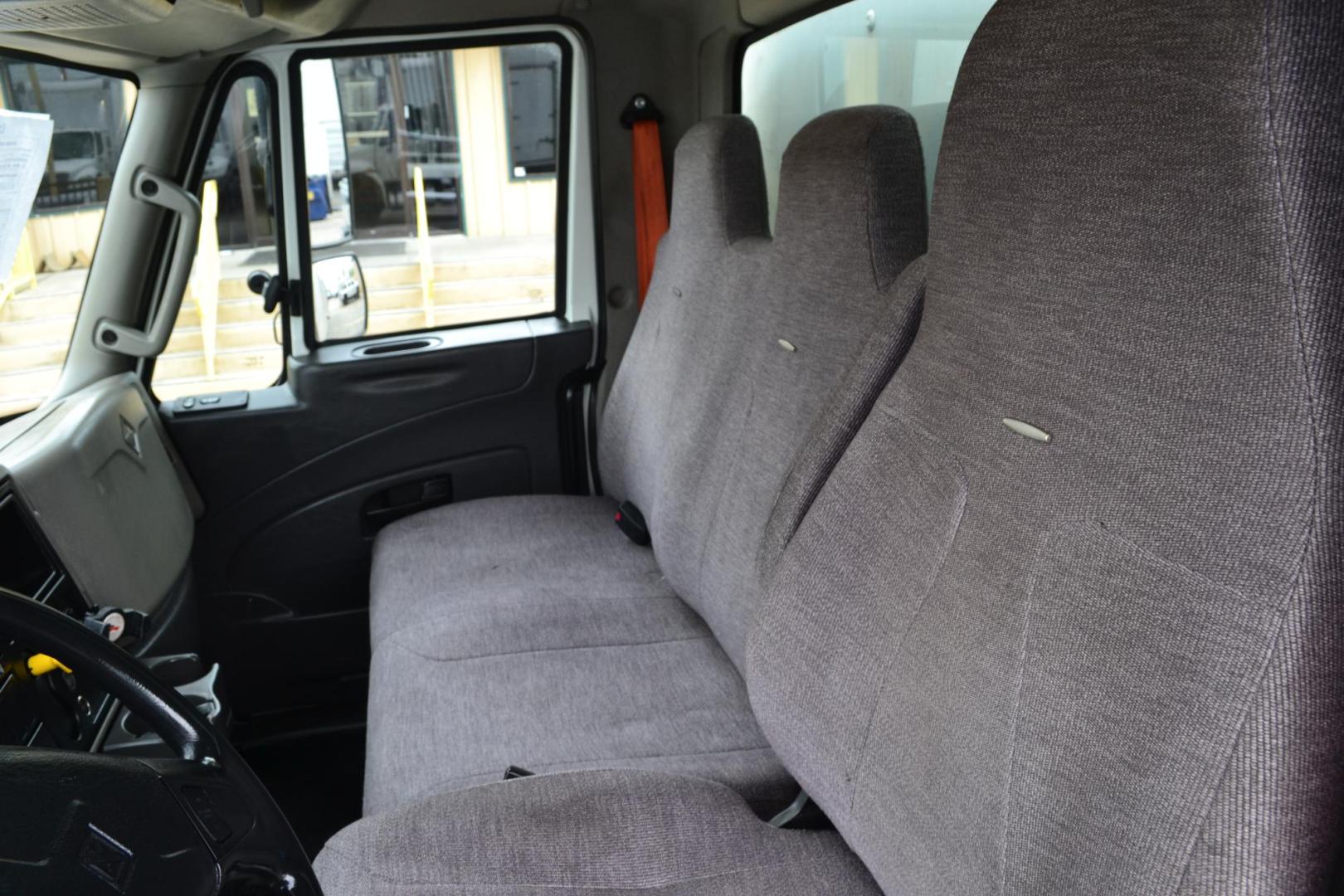 2016 WHITE /BLACK INTERNATIONAL 4300 with an CUMMINS ISB 6.7L 240HP engine, ALLISON 2100HS AUTOMATIC transmission, located at 9172 North Fwy, Houston, TX, 77037, (713) 910-6868, 29.887470, -95.411903 - Photo#15