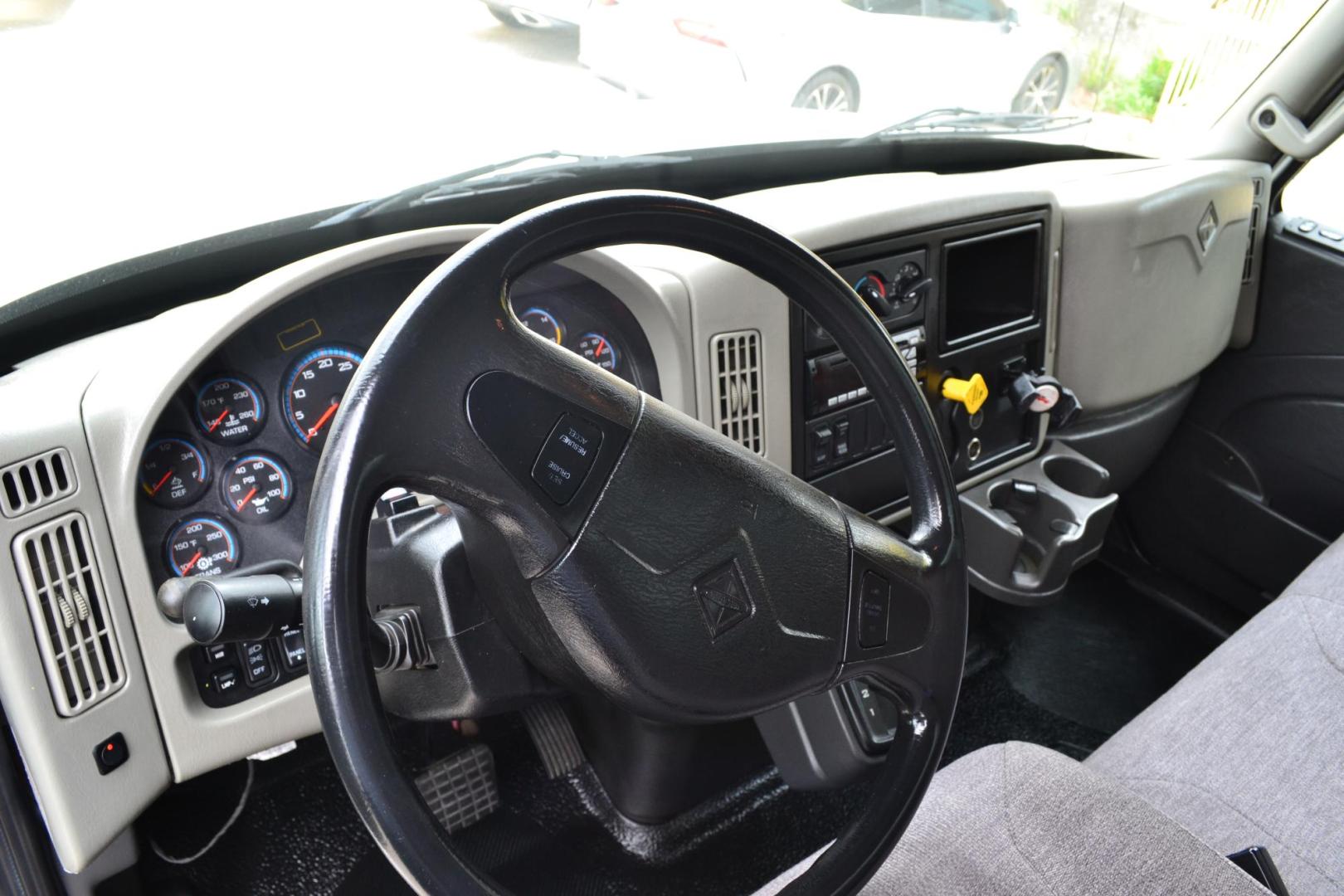 2016 WHITE /BLACK INTERNATIONAL 4300 with an CUMMINS ISB 6.7L 240HP engine, ALLISON 2100HS AUTOMATIC transmission, located at 9172 North Fwy, Houston, TX, 77037, (713) 910-6868, 29.887470, -95.411903 - Photo#16