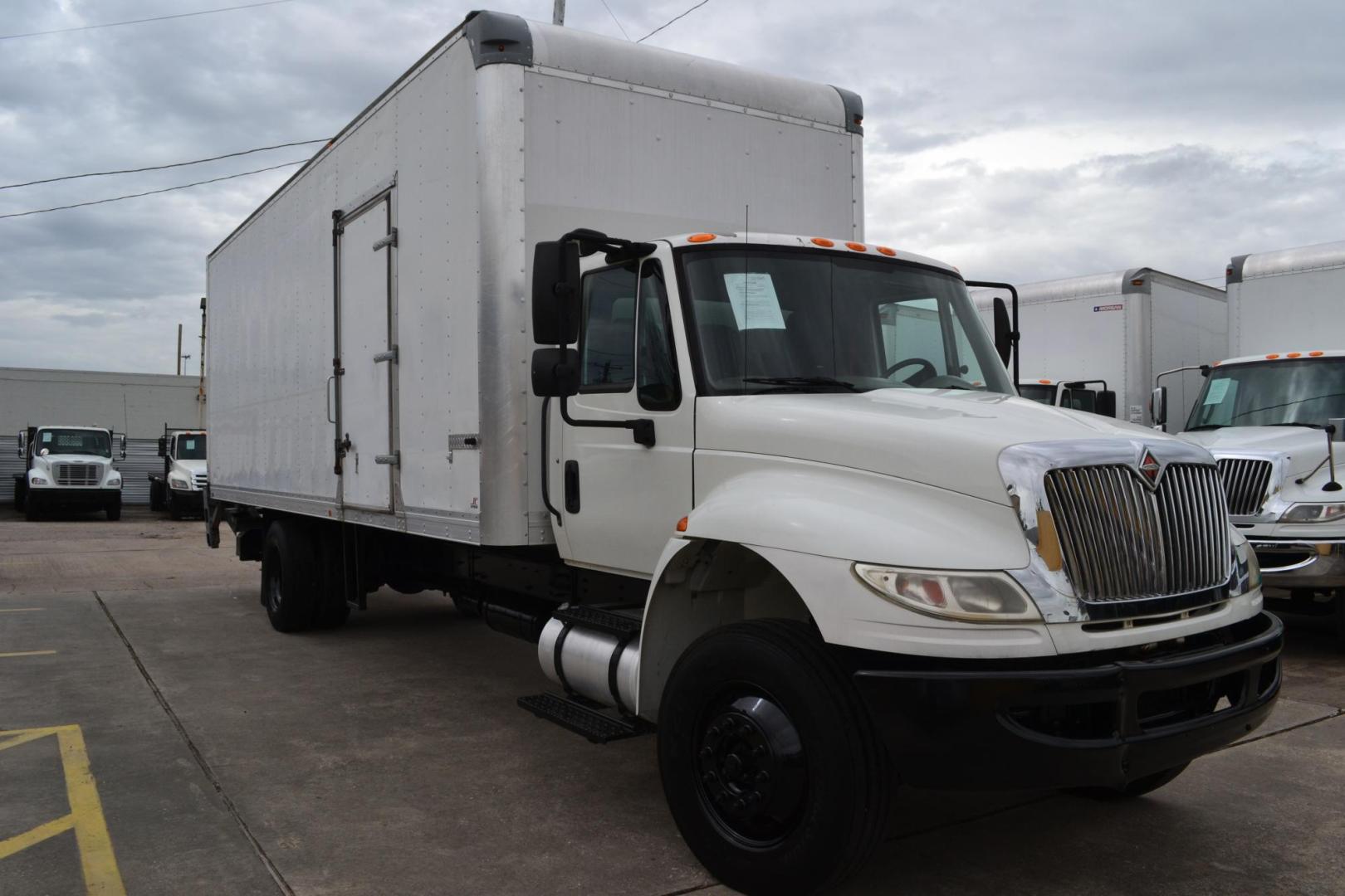 2016 WHITE /BLACK INTERNATIONAL 4300 with an CUMMINS ISB 6.7L 240HP engine, ALLISON 2100HS AUTOMATIC transmission, located at 9172 North Fwy, Houston, TX, 77037, (713) 910-6868, 29.887470, -95.411903 - Photo#2