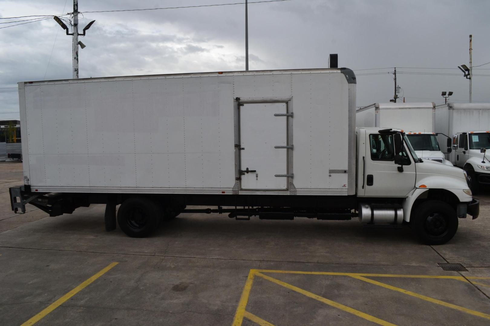 2016 WHITE /BLACK INTERNATIONAL 4300 with an CUMMINS ISB 6.7L 240HP engine, ALLISON 2100HS AUTOMATIC transmission, located at 9172 North Fwy, Houston, TX, 77037, (713) 910-6868, 29.887470, -95.411903 - Photo#3