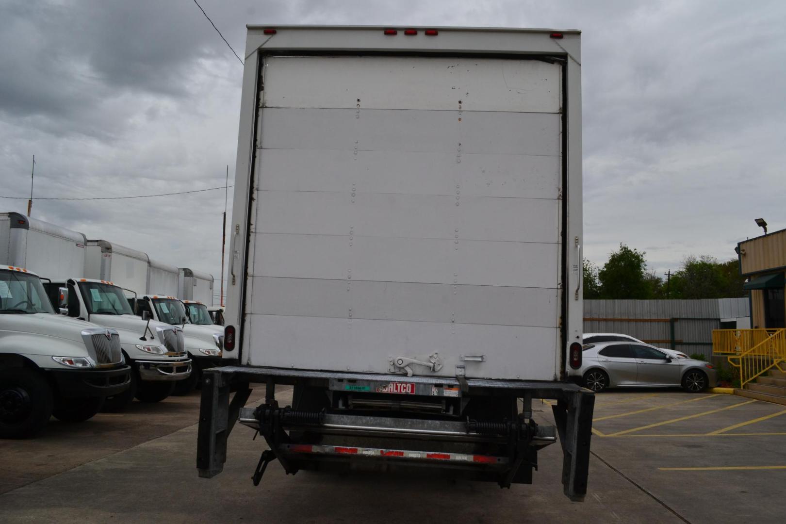 2016 WHITE /BLACK INTERNATIONAL 4300 with an CUMMINS ISB 6.7L 240HP engine, ALLISON 2100HS AUTOMATIC transmission, located at 9172 North Fwy, Houston, TX, 77037, (713) 910-6868, 29.887470, -95.411903 - Photo#5