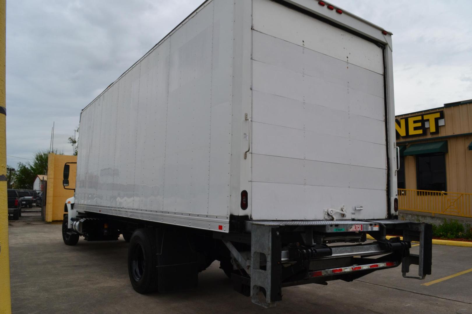2016 WHITE /BLACK INTERNATIONAL 4300 with an CUMMINS ISB 6.7L 240HP engine, ALLISON 2100HS AUTOMATIC transmission, located at 9172 North Fwy, Houston, TX, 77037, (713) 910-6868, 29.887470, -95.411903 - Photo#6