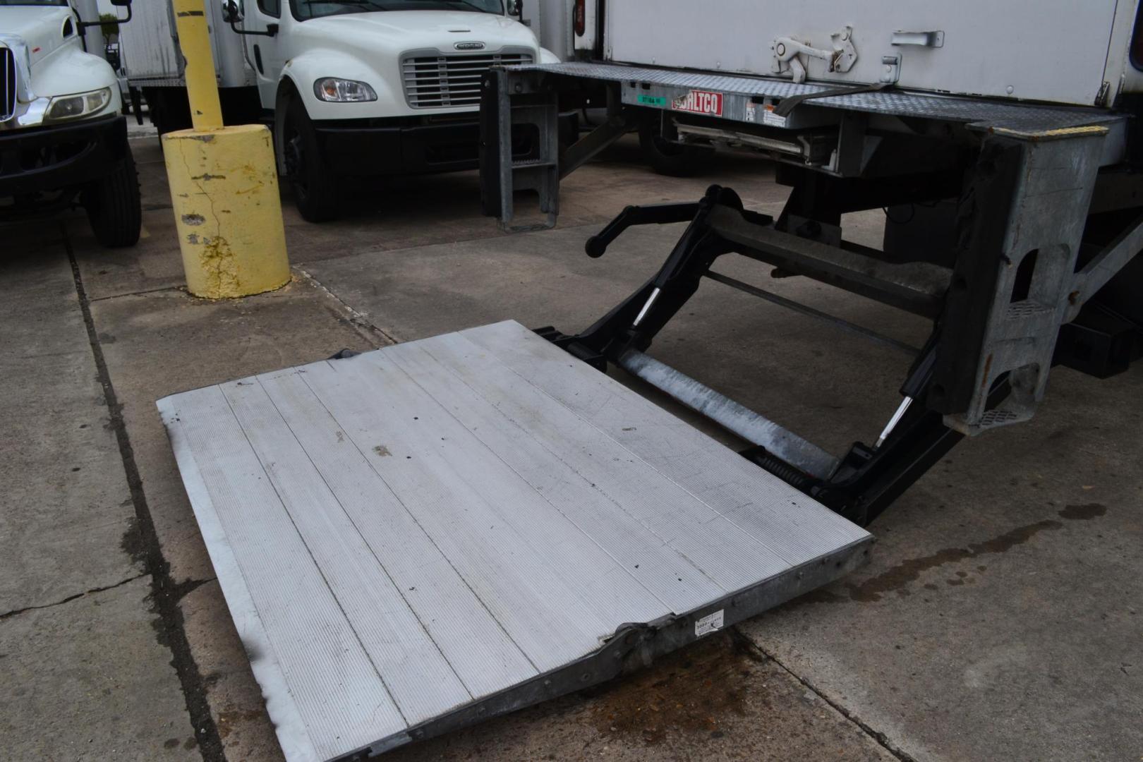 2016 WHITE /BLACK INTERNATIONAL 4300 with an CUMMINS ISB 6.7L 240HP engine, ALLISON 2100HS AUTOMATIC transmission, located at 9172 North Fwy, Houston, TX, 77037, (713) 910-6868, 29.887470, -95.411903 - Photo#7