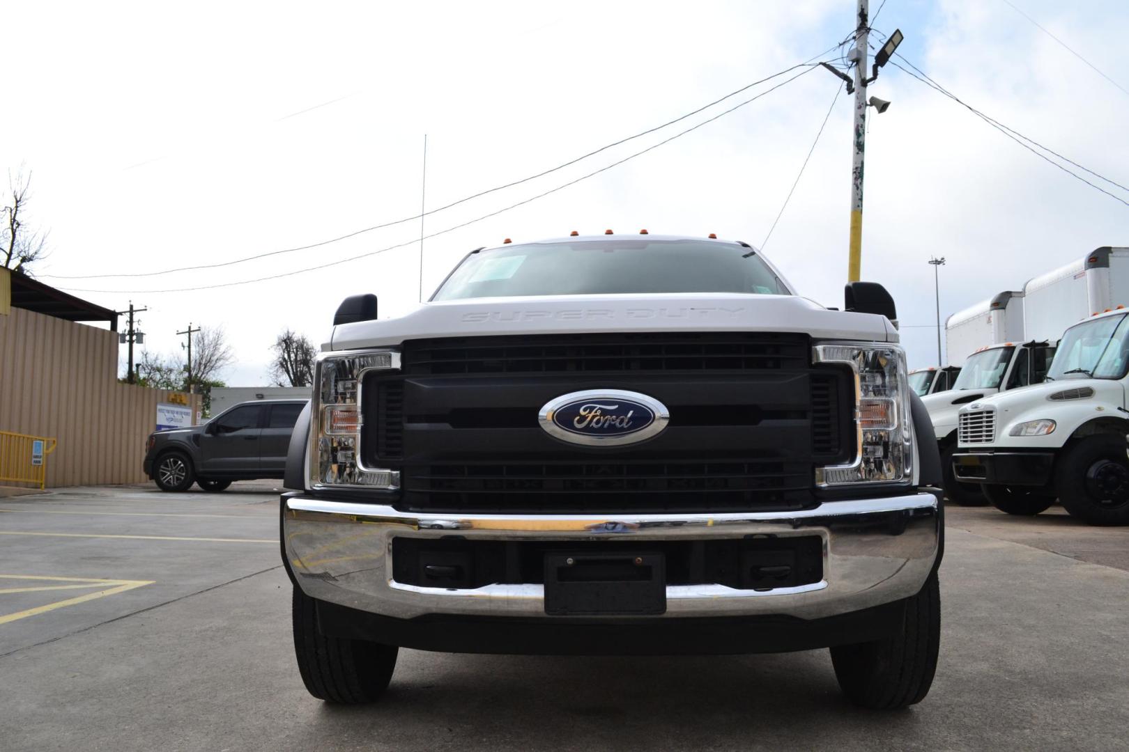 2018 WHITE /BLACK FORD F550 (1FD0W5GT7JE) with an POWERSTROKE 6.7L 325 HP TURBO DIESEL engine, 6 SPD AUTOMATIC transmission, located at 9172 North Fwy, Houston, TX, 77037, (713) 910-6868, 29.887470, -95.411903 - Photo#1