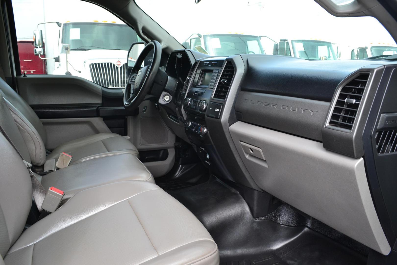 2018 WHITE /BLACK FORD F550 (1FD0W5GT7JE) with an POWERSTROKE 6.7L 325 HP TURBO DIESEL engine, 6 SPD AUTOMATIC transmission, located at 9172 North Fwy, Houston, TX, 77037, (713) 910-6868, 29.887470, -95.411903 - Photo#11