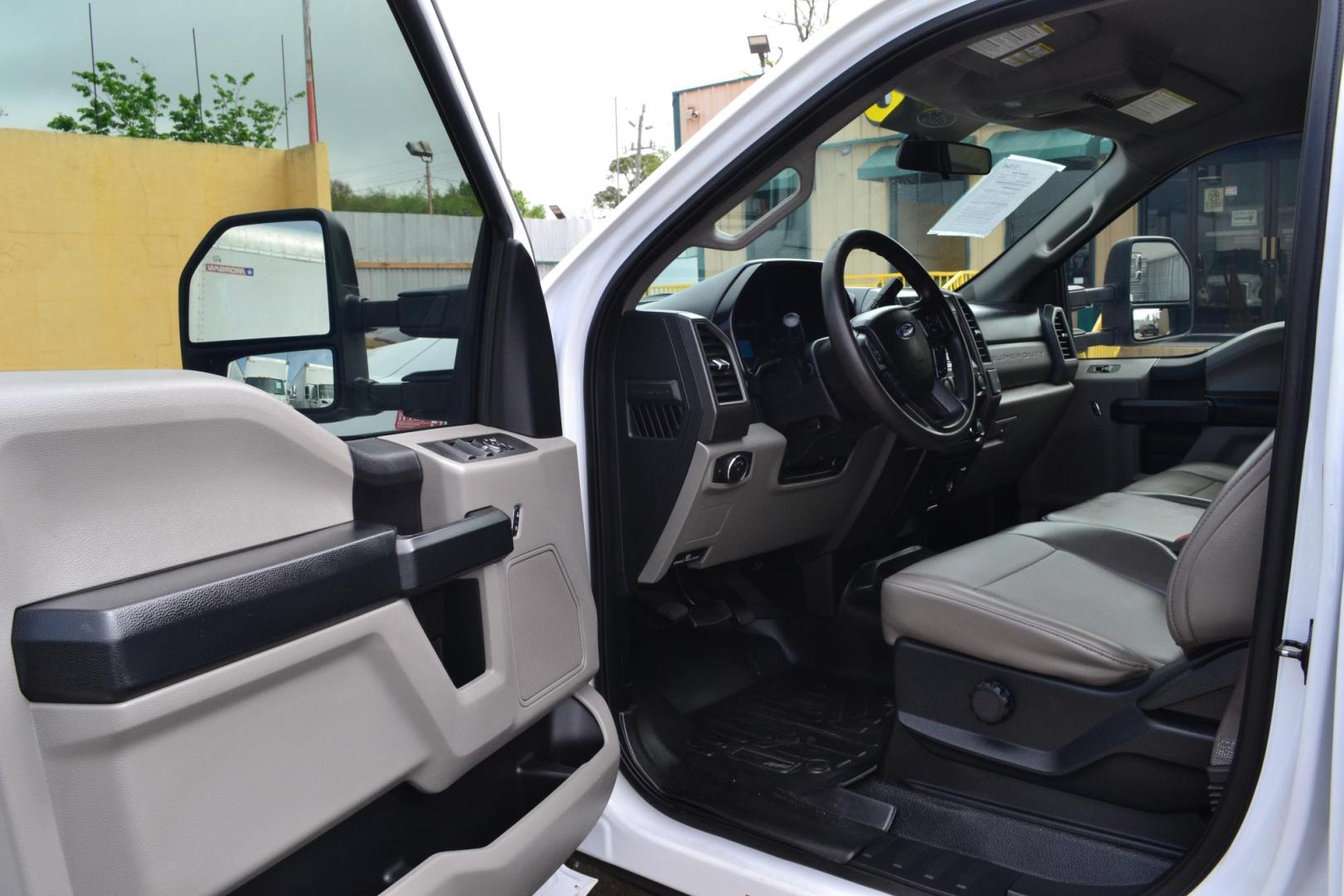 2018 WHITE /BLACK FORD F550 (1FD0W5GT7JE) with an POWERSTROKE 6.7L 325 HP TURBO DIESEL engine, 6 SPD AUTOMATIC transmission, located at 9172 North Fwy, Houston, TX, 77037, (713) 910-6868, 29.887470, -95.411903 - Photo#14