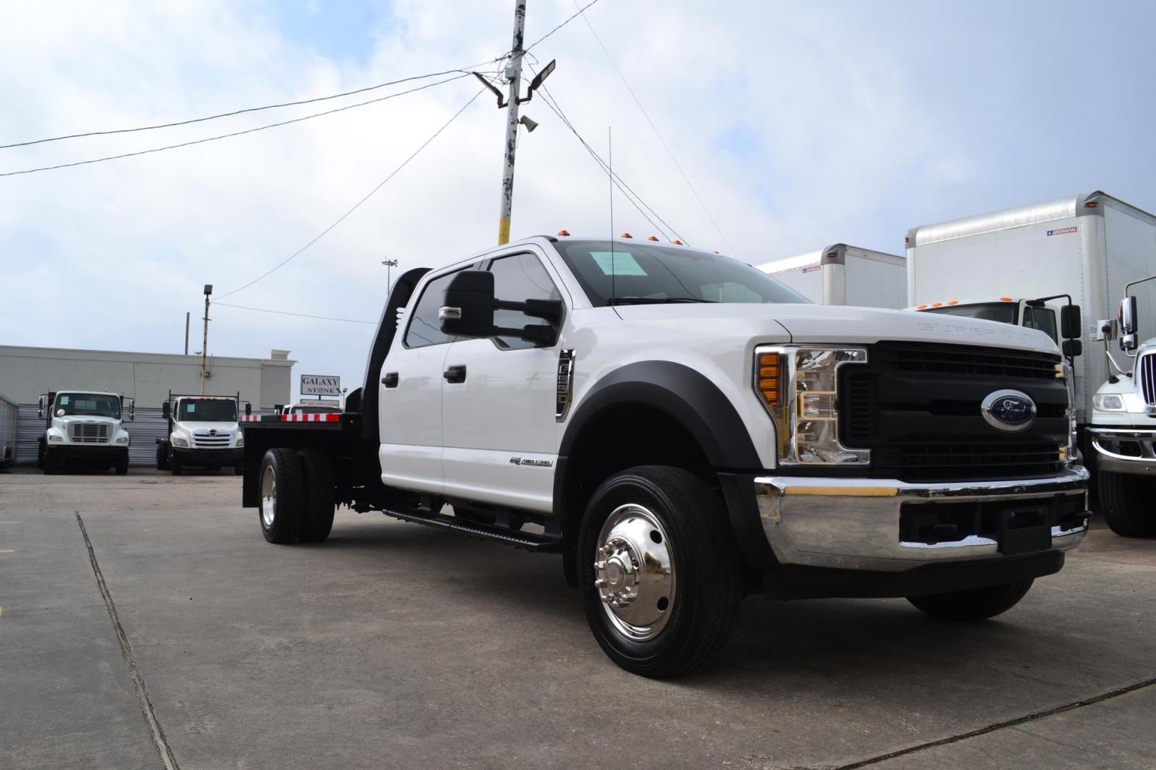 2018 WHITE /BLACK FORD F550 (1FD0W5GT7JE) with an POWERSTROKE 6.7L 325 HP TURBO DIESEL engine, 6 SPD AUTOMATIC transmission, located at 9172 North Fwy, Houston, TX, 77037, (713) 910-6868, 29.887470, -95.411903 - Photo#2