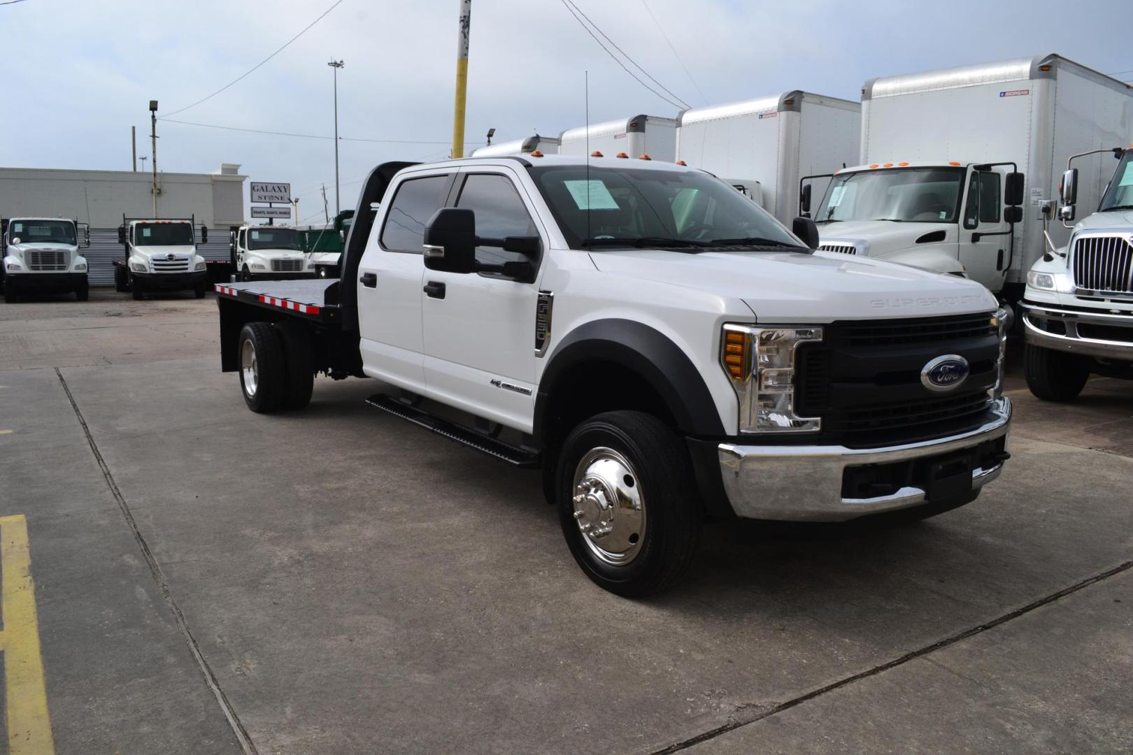 2018 WHITE /BLACK FORD F550 (1FD0W5GT7JE) with an POWERSTROKE 6.7L 325 HP TURBO DIESEL engine, 6 SPD AUTOMATIC transmission, located at 9172 North Fwy, Houston, TX, 77037, (713) 910-6868, 29.887470, -95.411903 - Photo#3