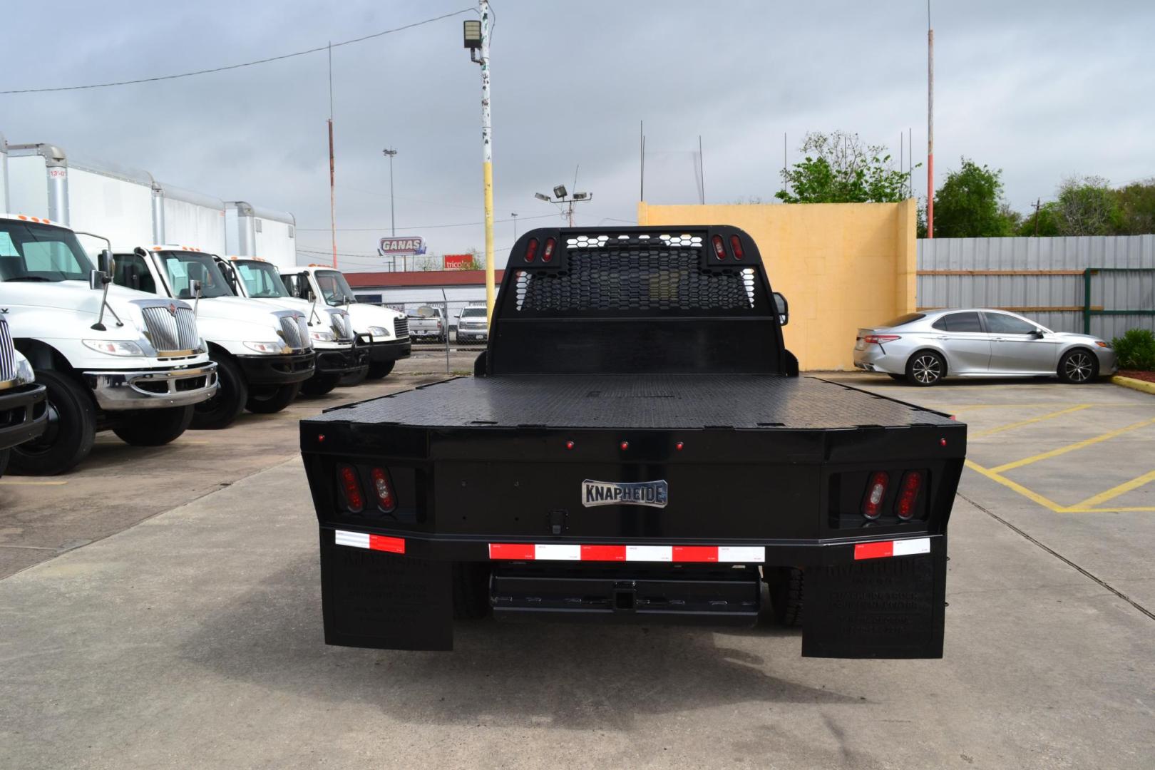 2018 WHITE /BLACK FORD F550 (1FD0W5GT7JE) with an POWERSTROKE 6.7L 325 HP TURBO DIESEL engine, 6 SPD AUTOMATIC transmission, located at 9172 North Fwy, Houston, TX, 77037, (713) 910-6868, 29.887470, -95.411903 - Photo#5