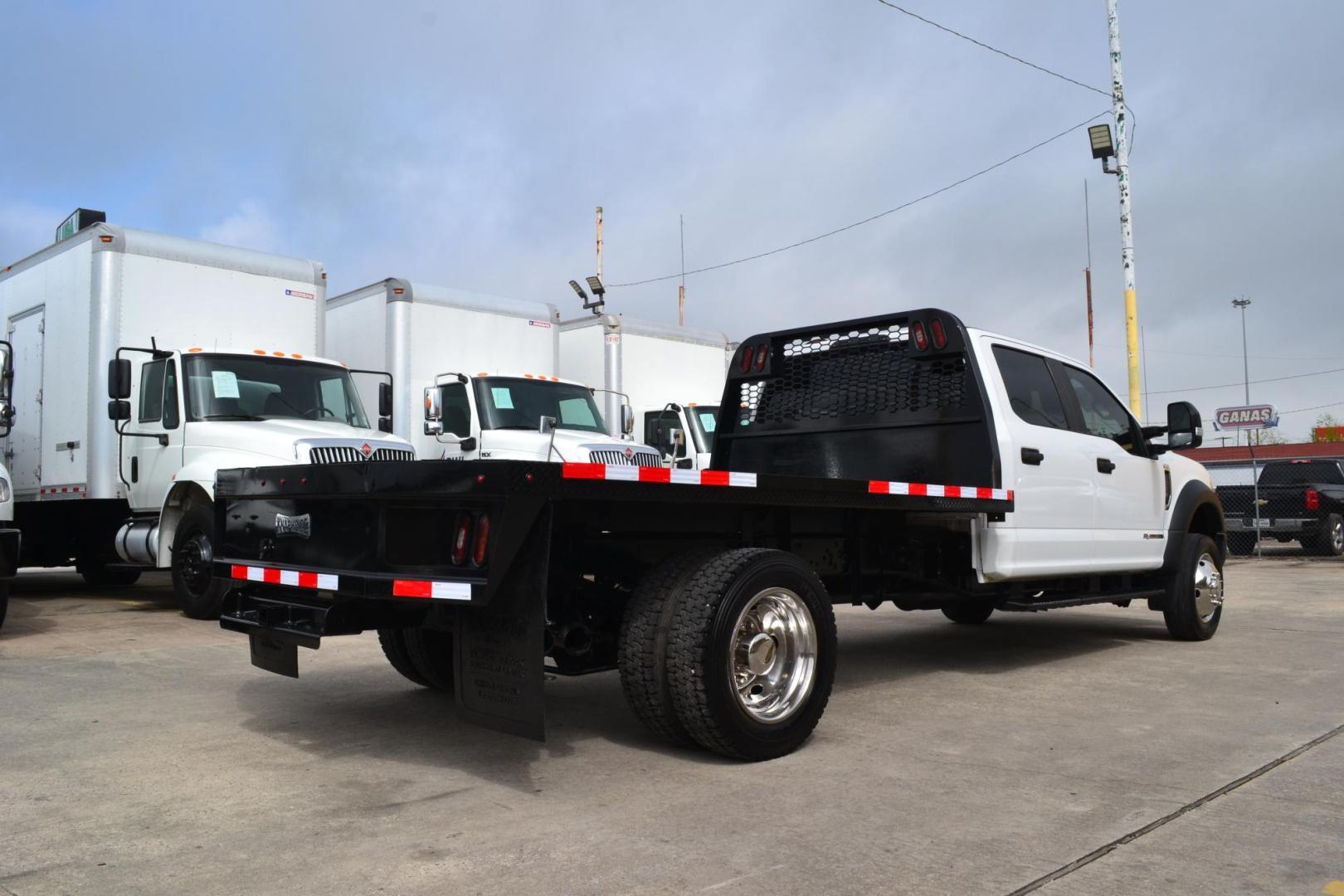 2018 WHITE /BLACK FORD F550 (1FD0W5GT7JE) with an POWERSTROKE 6.7L 325 HP TURBO DIESEL engine, 6 SPD AUTOMATIC transmission, located at 9172 North Fwy, Houston, TX, 77037, (713) 910-6868, 29.887470, -95.411903 - Photo#6