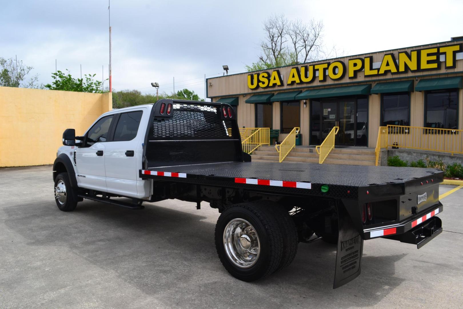 2018 WHITE /BLACK FORD F550 (1FD0W5GT7JE) with an POWERSTROKE 6.7L 325 HP TURBO DIESEL engine, 6 SPD AUTOMATIC transmission, located at 9172 North Fwy, Houston, TX, 77037, (713) 910-6868, 29.887470, -95.411903 - Photo#7