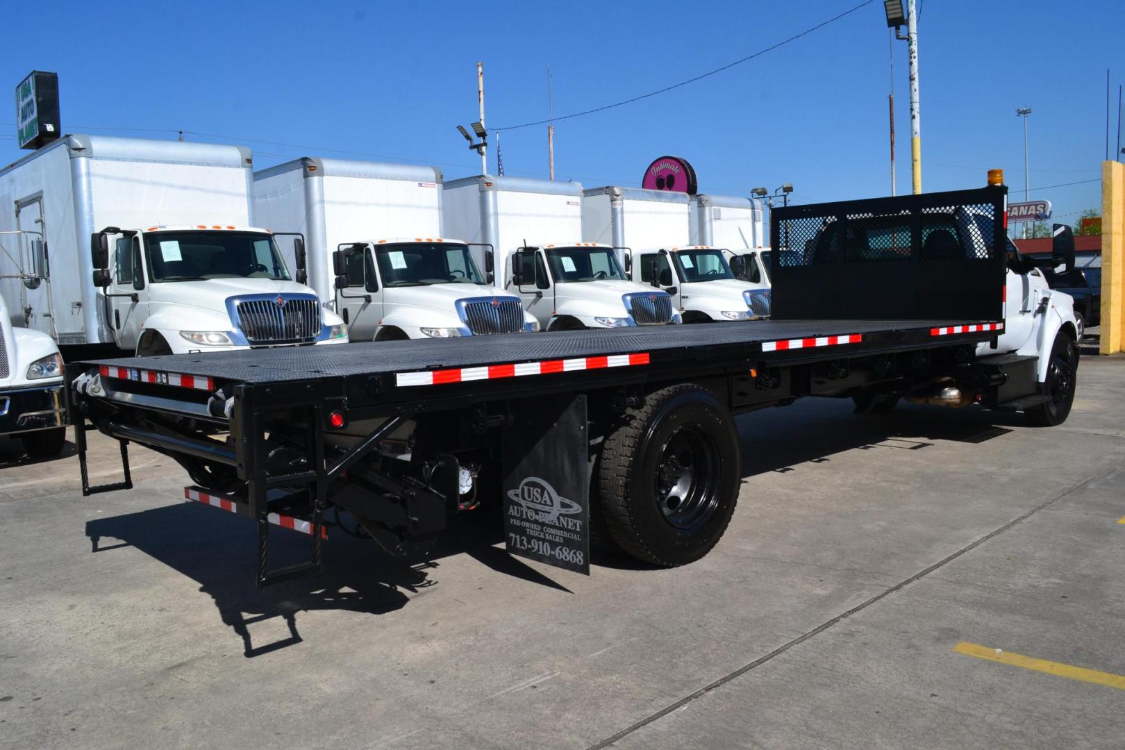2017 WHITE /GRAY FORD F650 (1FDNF6DC0HD) with an POWERSTROKE 6.7L 325 HP TURBO DIESEL engine, 6 SPD AUTOMATIC transmission, located at 9172 North Fwy, Houston, TX, 77037, (713) 910-6868, 29.887470, -95.411903 - 22 FT FLATBED, 102" WIDE, 26,000 LB GVWR NON CDL, 3,000 LB ALUMINUM LIFT GATE, EXHAUST BRAKE, WHEELBASE: 260", RATIO: 4.10, 47 GALLON FUEL TANK, POWER WINDOWS, LOCKS & MIRRORS , TOOL BOX - Photo#4